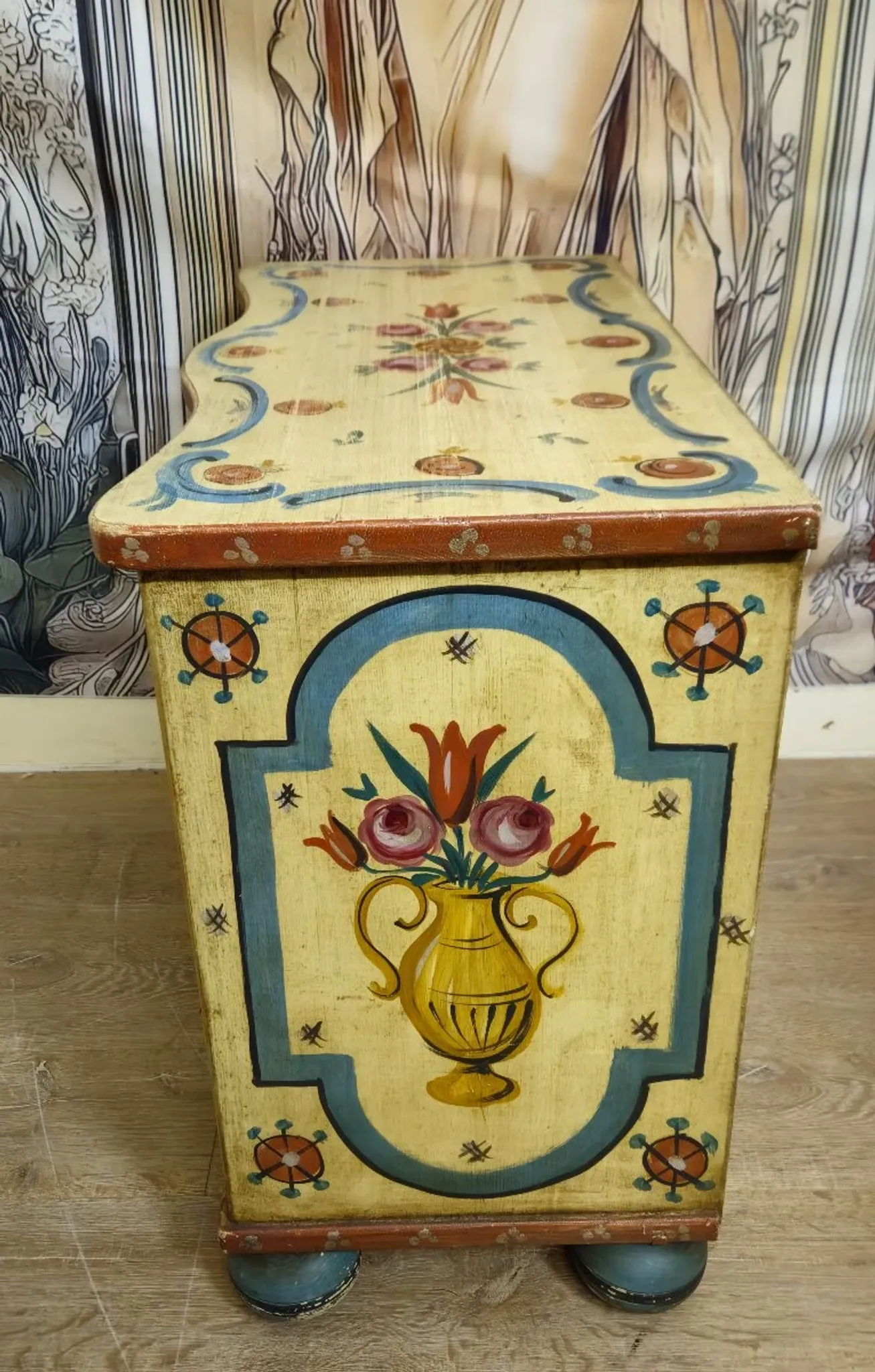 Painted commode, curved in Venetian Louis XV style – 20th century.