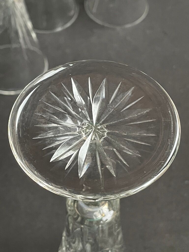 9 champagne flutes – Blown and cut crystal