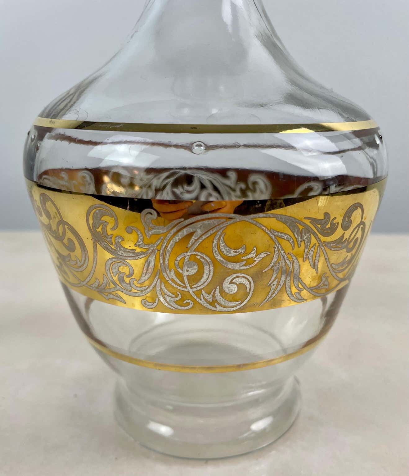Produits Charming glass carafe with golden decoration