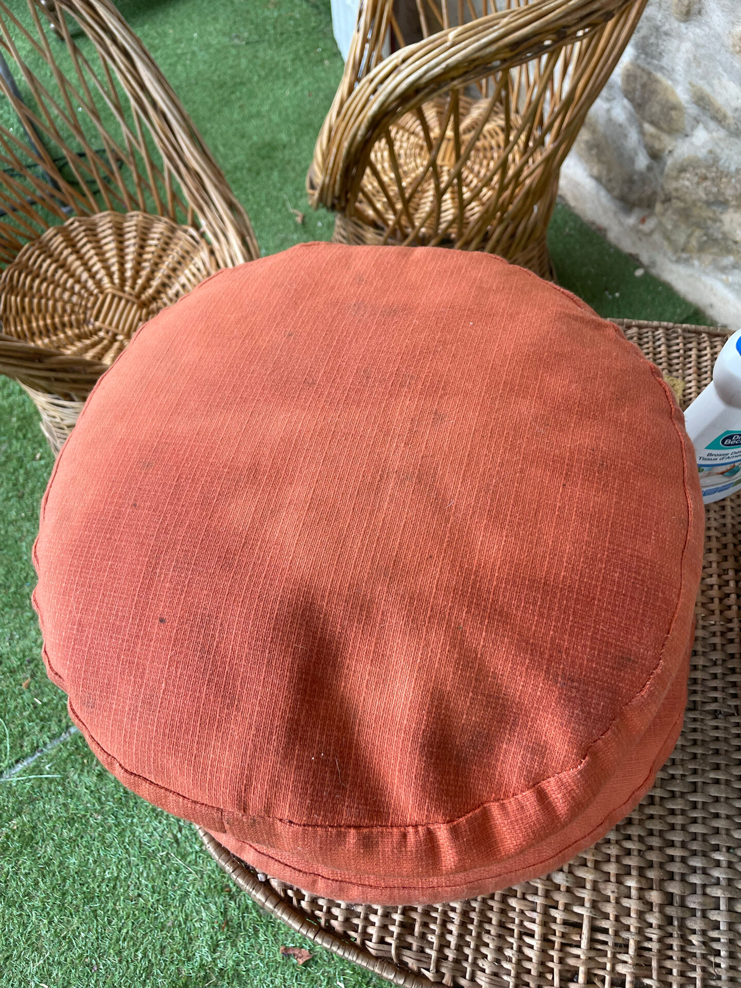 Very beautiful vintage rattan set: 4 armchairs and a table (75/57cm).
