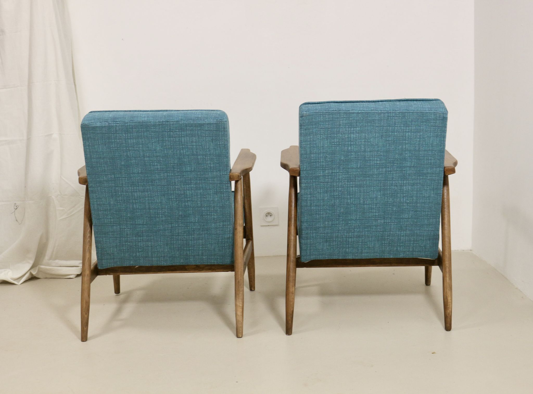 Pair of armchairs Henryk lily 300-190s 1970