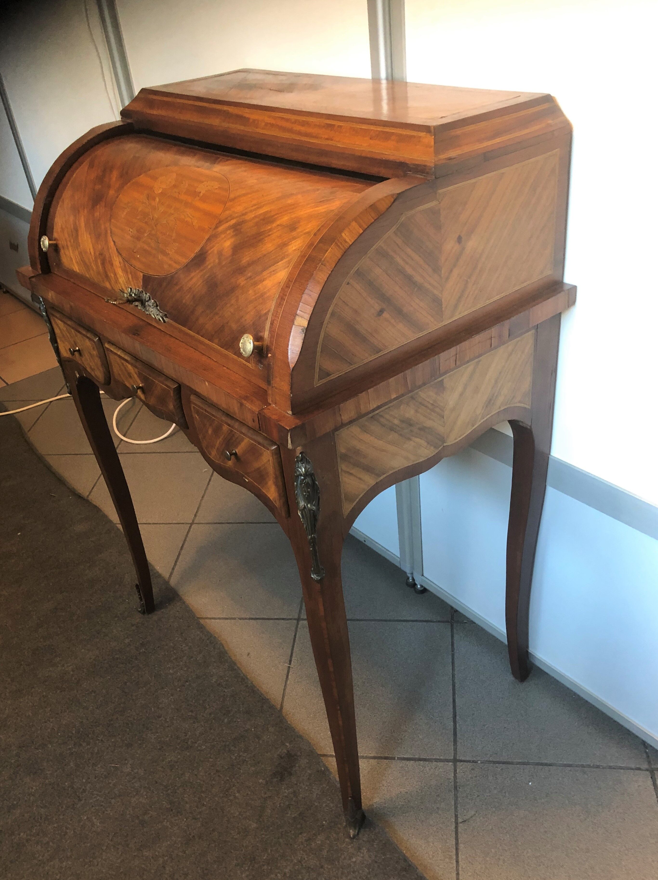 Office in cylindre marqueté