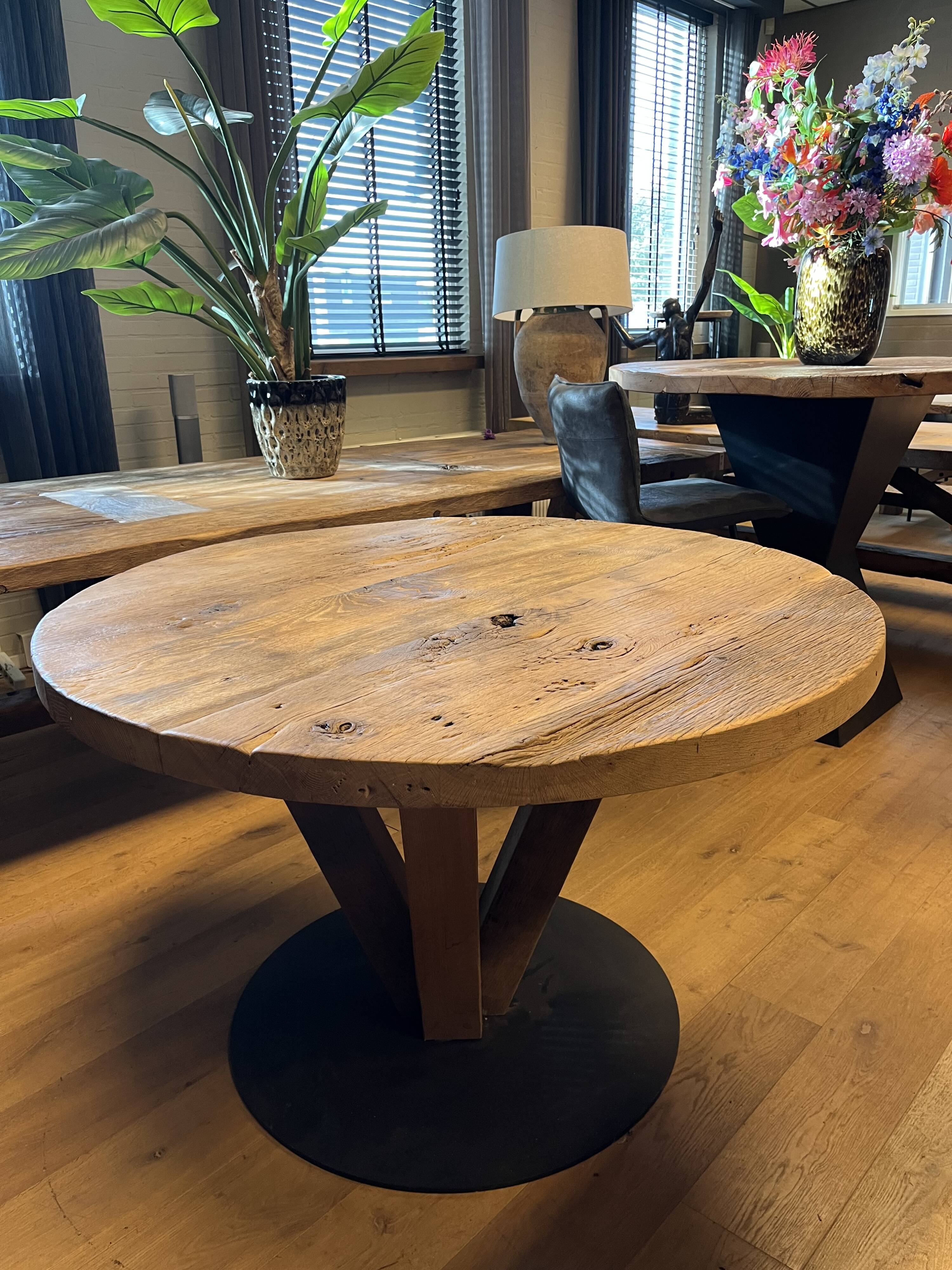 Round table in solid antique oak with a thick top