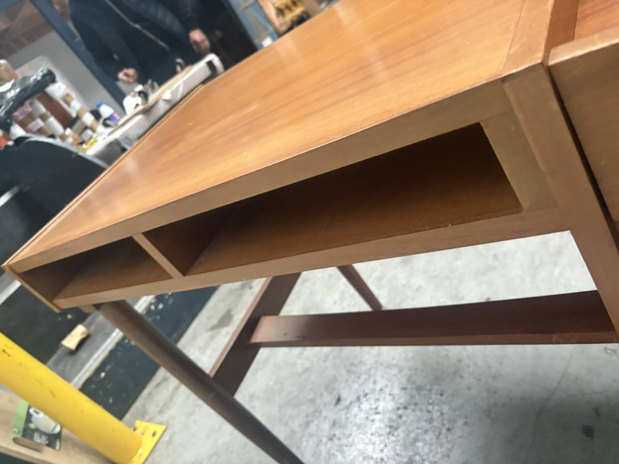 Bureau Scandinave midcentury à caisson et finition acajou