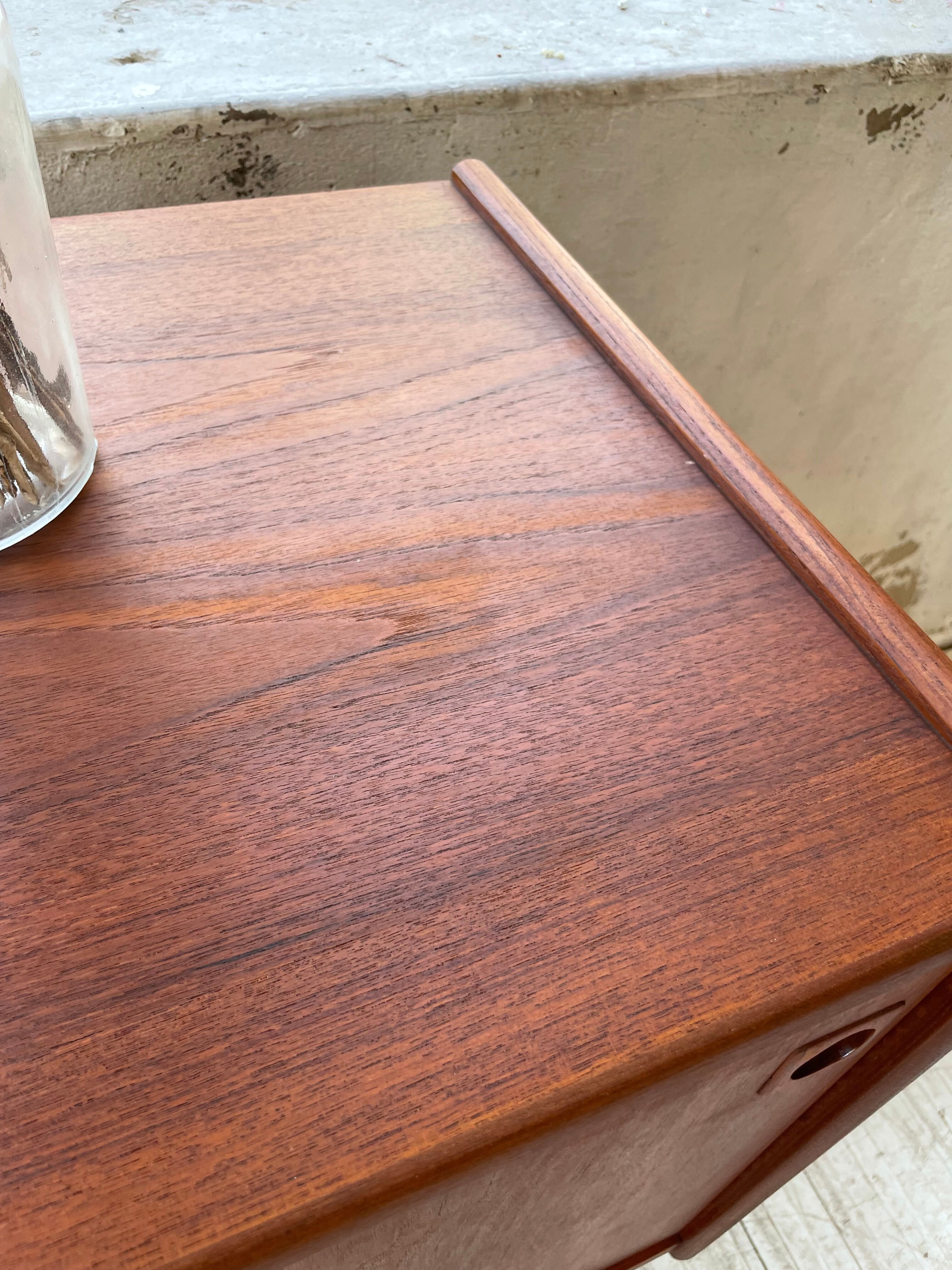 Teak row Johannes Andersen Samcom