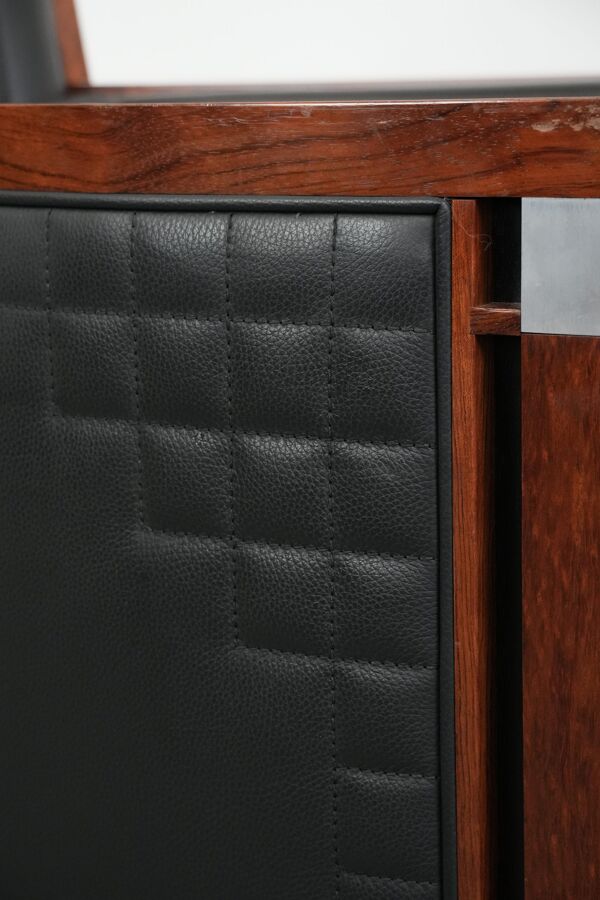 Fauteuil design Art Déco en cuir noir avec couture décorative.
