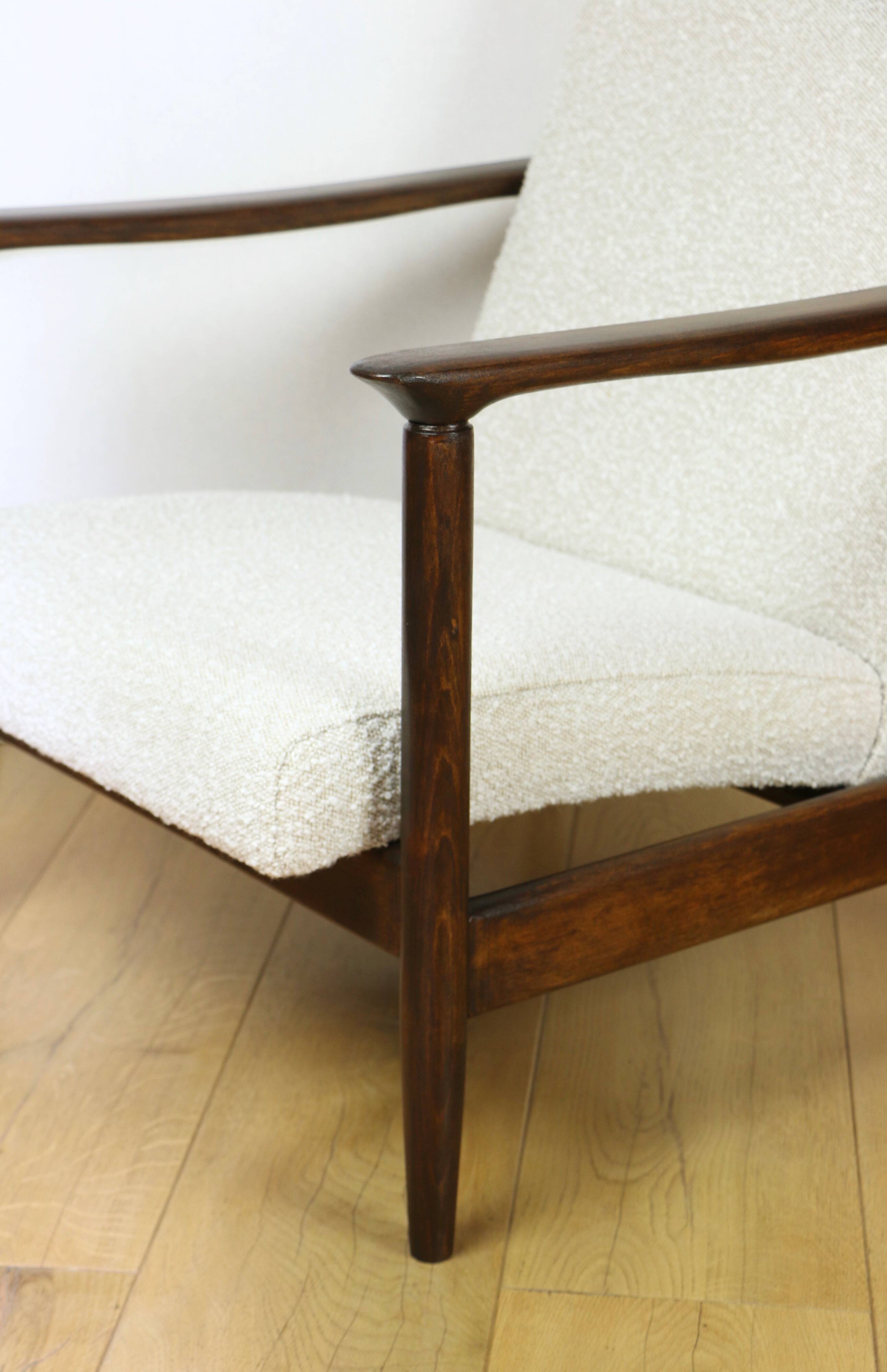 Fauteuil GFM-142, design Edmund Homa des années 70, boucle blanc ivoire - 2 pièces disponibles - bois foncé