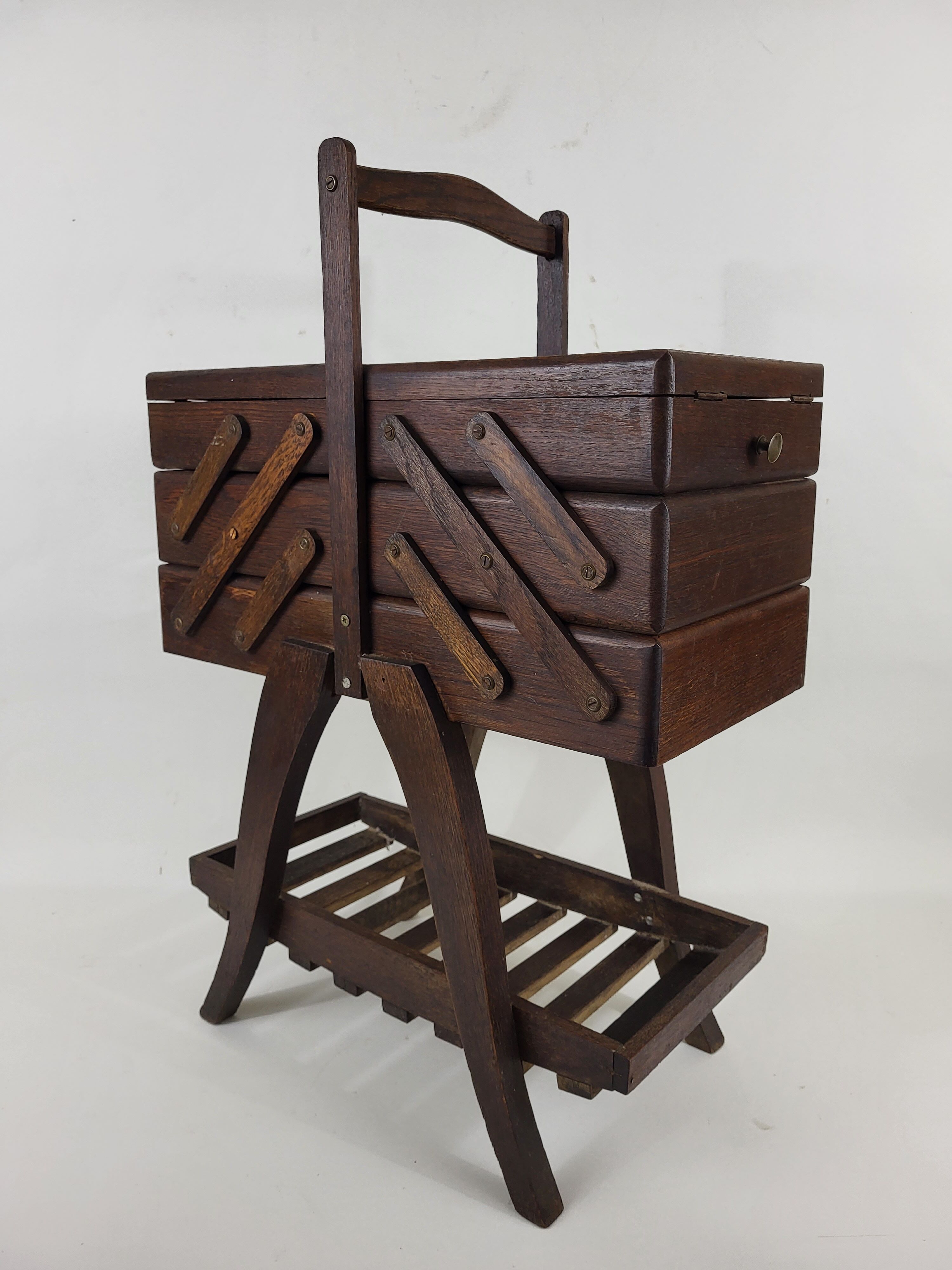 Worker / Vintage Wood Sewing Box