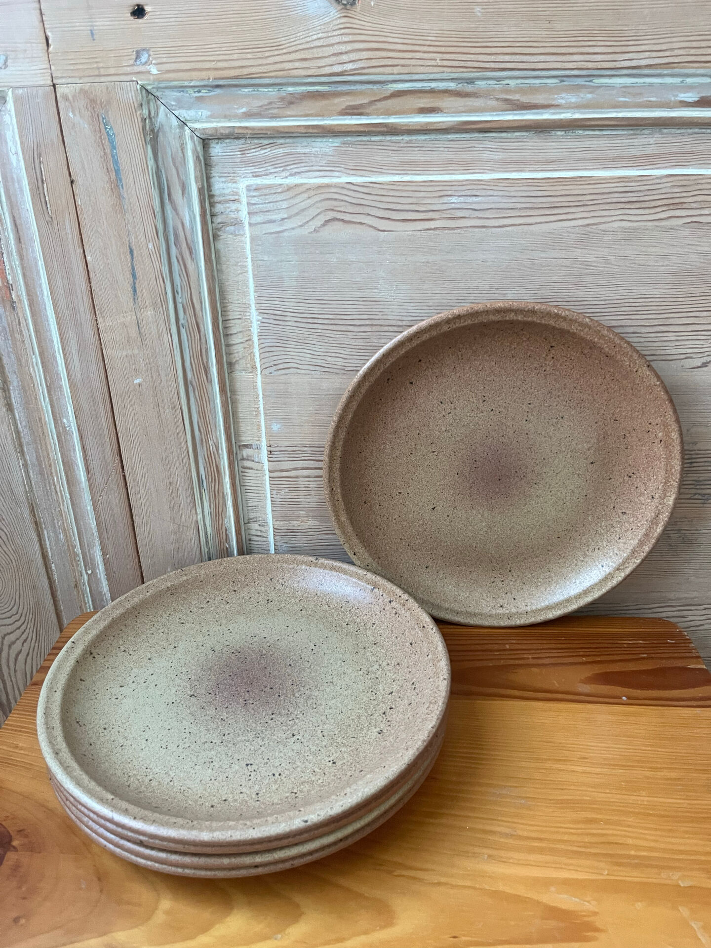 5 flat plates in stoneware