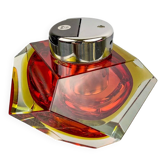 Briquet facetté Sommerso italien par Flavio Poli, en verre de Murano rouge et jaune, années 1970.