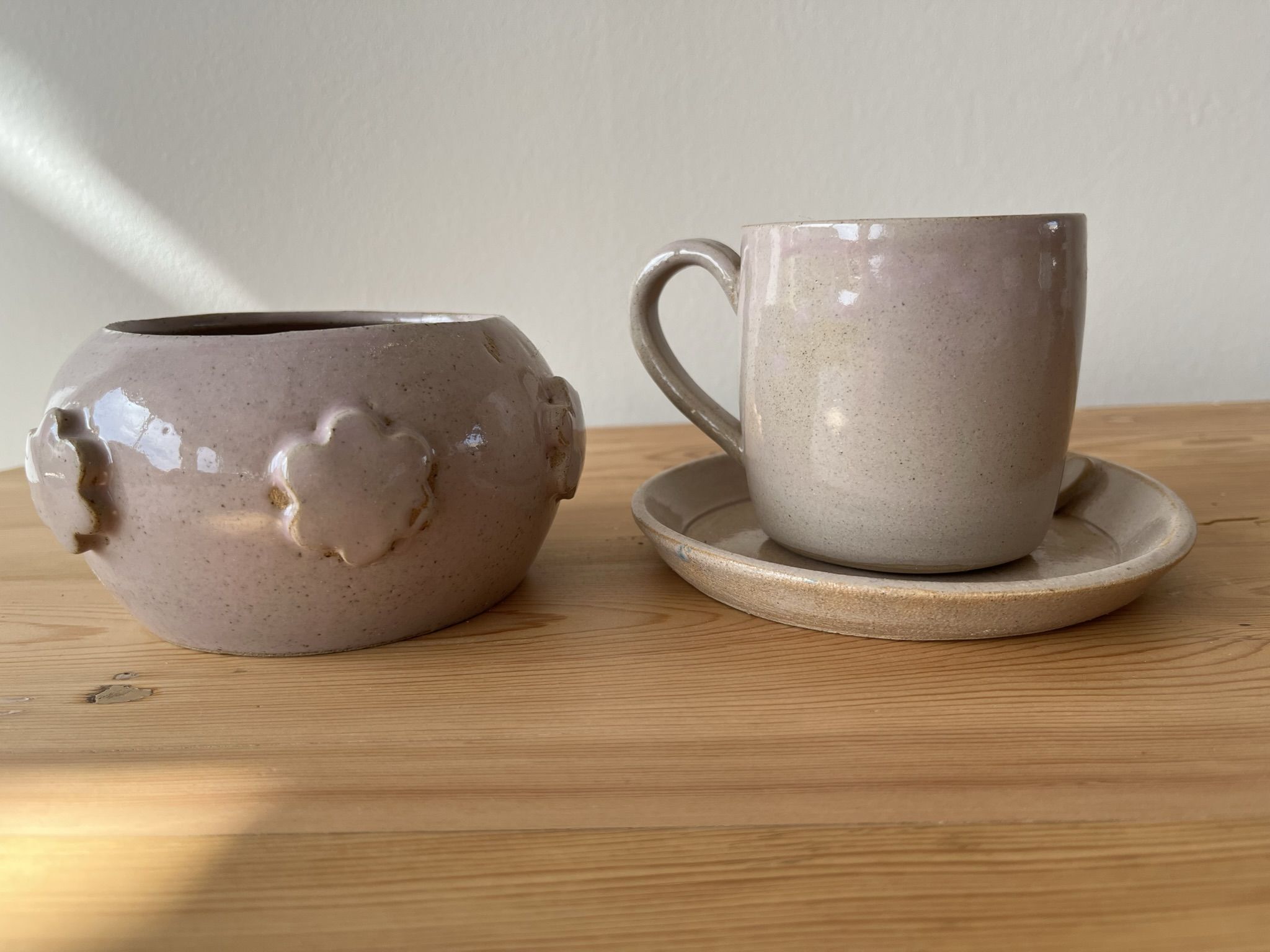 Tasse, sous-tasse et sucrier en céramique