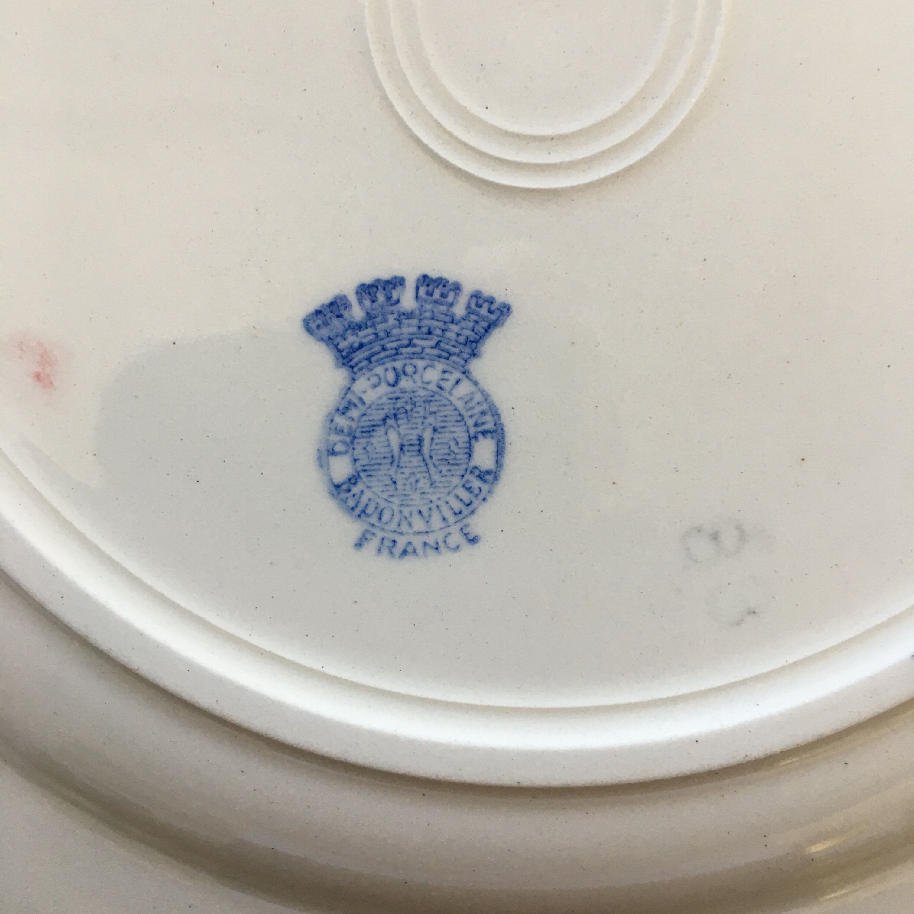 Set of 4 plates with tulip decoration.