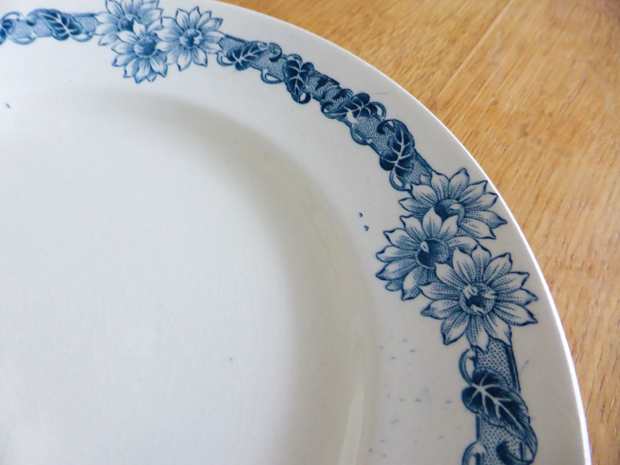Assiette plate, Longchamp en terre de fer, modèle Denise 221253