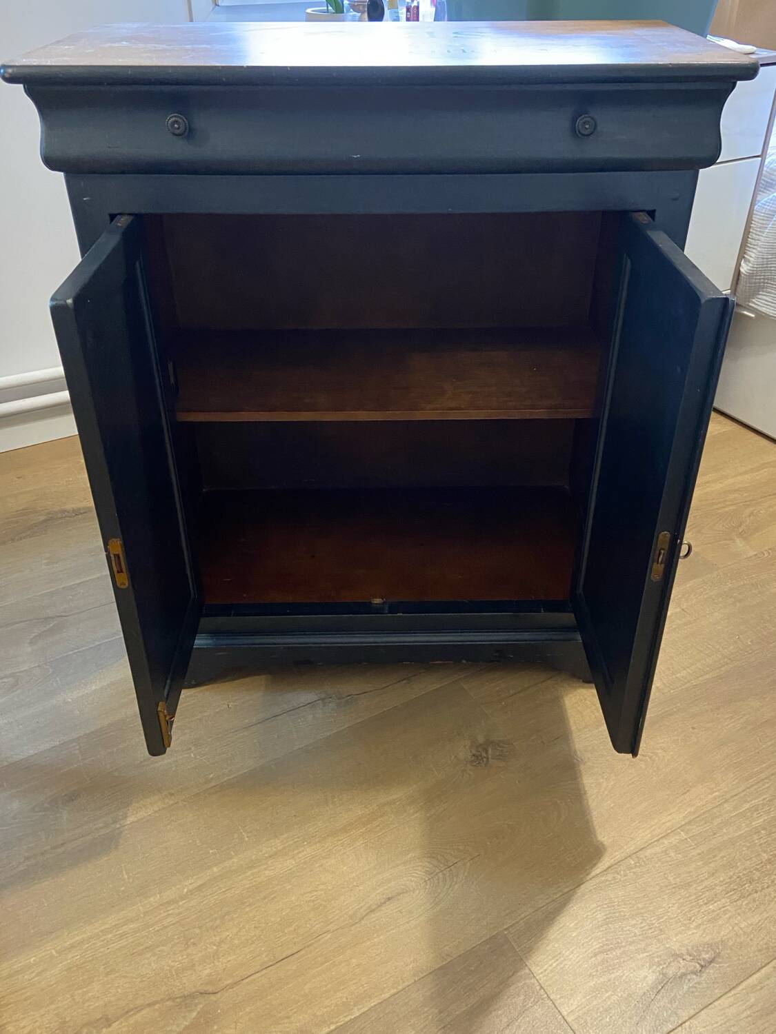 Buffet with two doors and one drawer