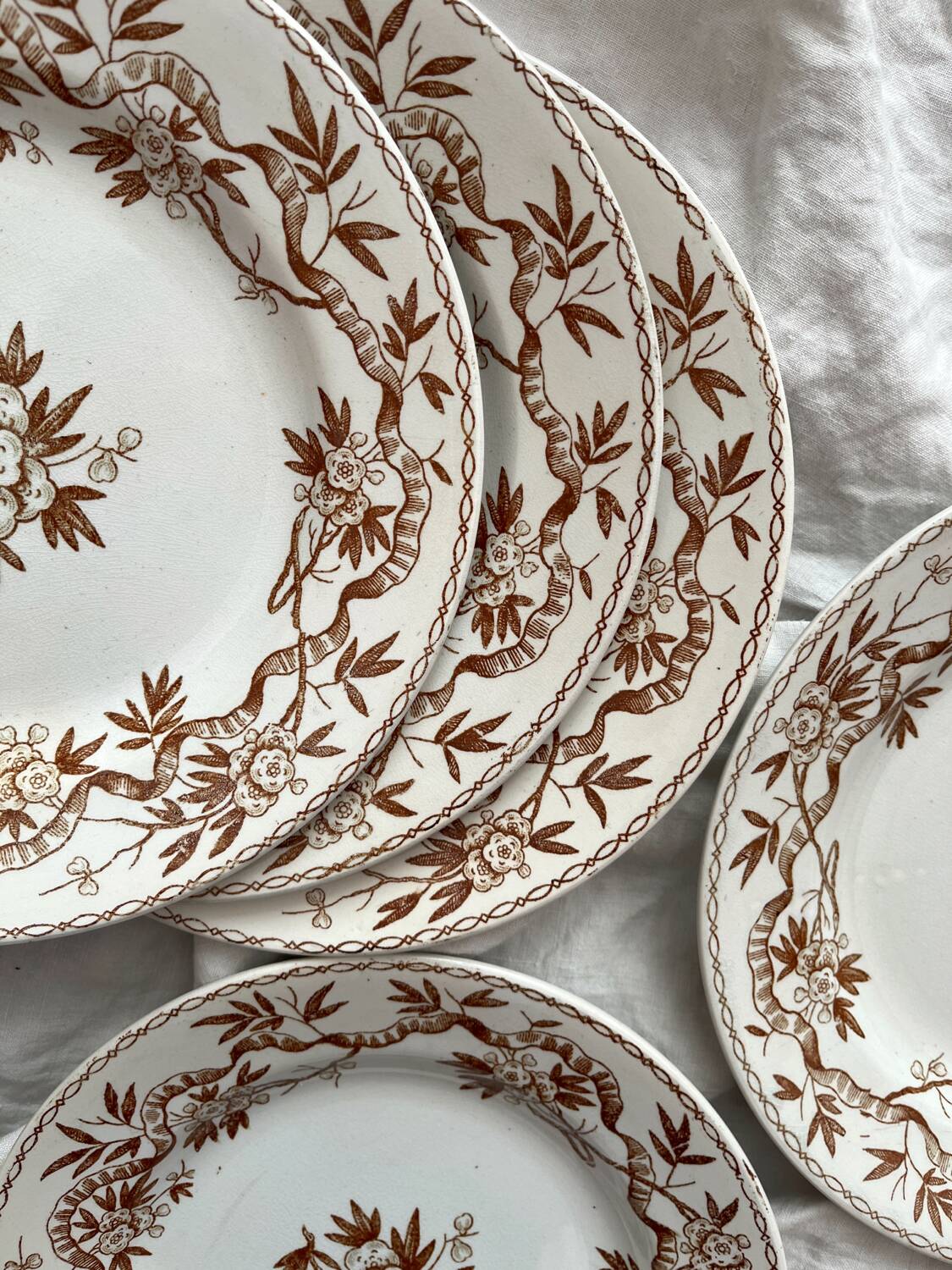 8 assiettes à dessert en terre de fer « Epine » Boch Freres Keramis (BFK)