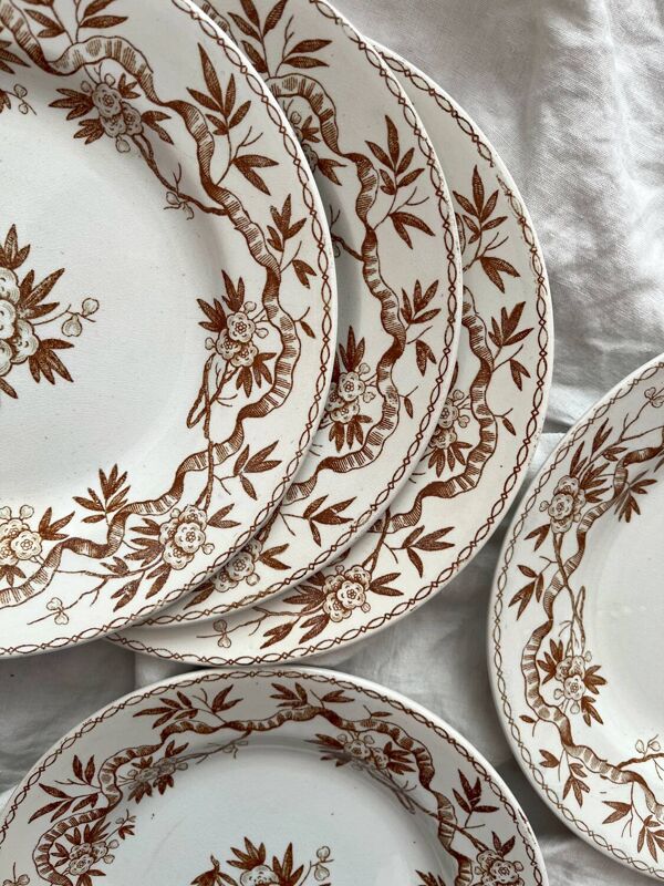 8 assiettes à dessert en terre de fer « Epine » Boch Freres Keramis (BFK)