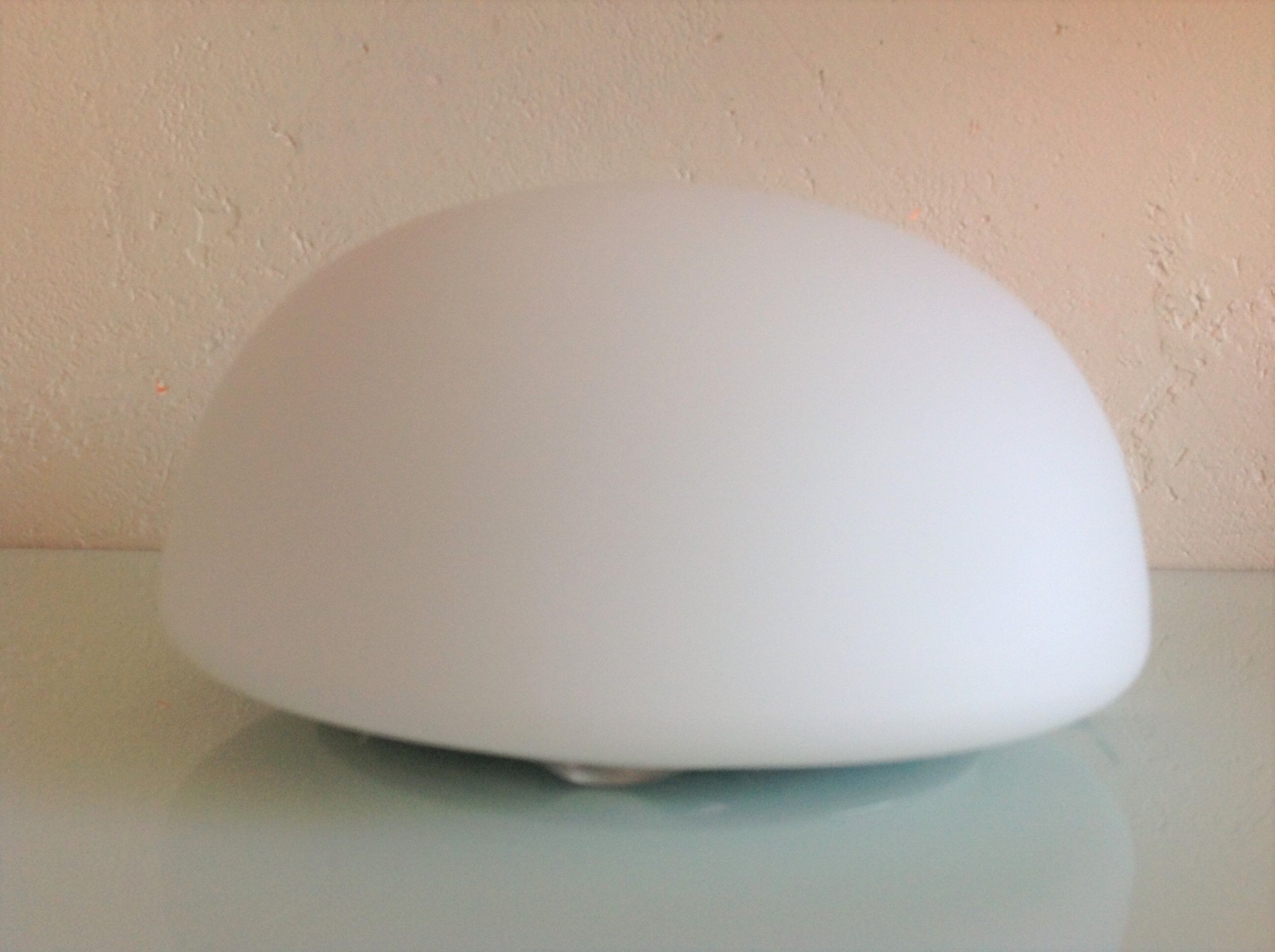 Plafonnier demi lune en opaline blanche vintage années 60/70