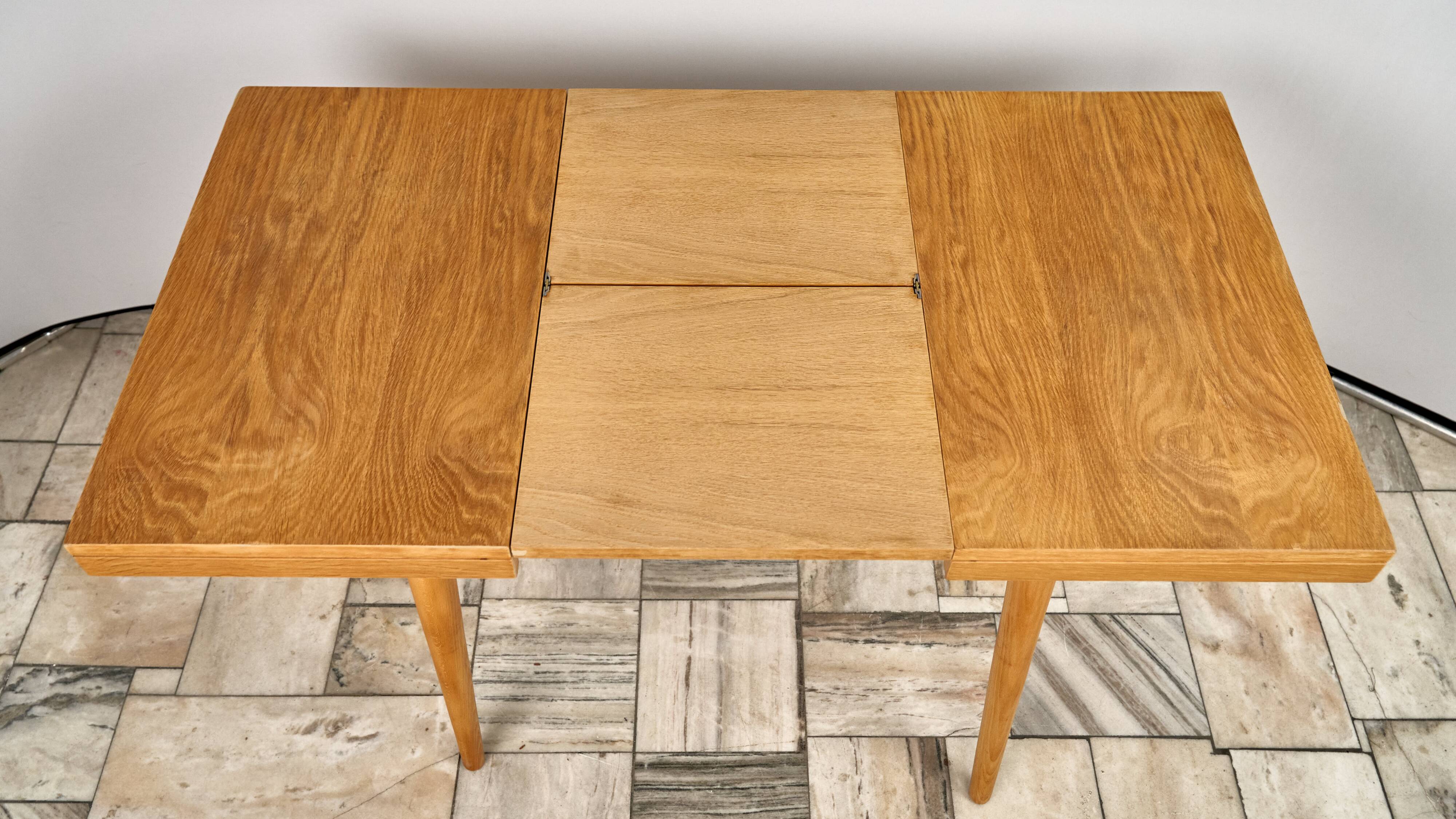 Table à manger extensible en chêne par Jitona, années 1960, Tchécoslovaquie