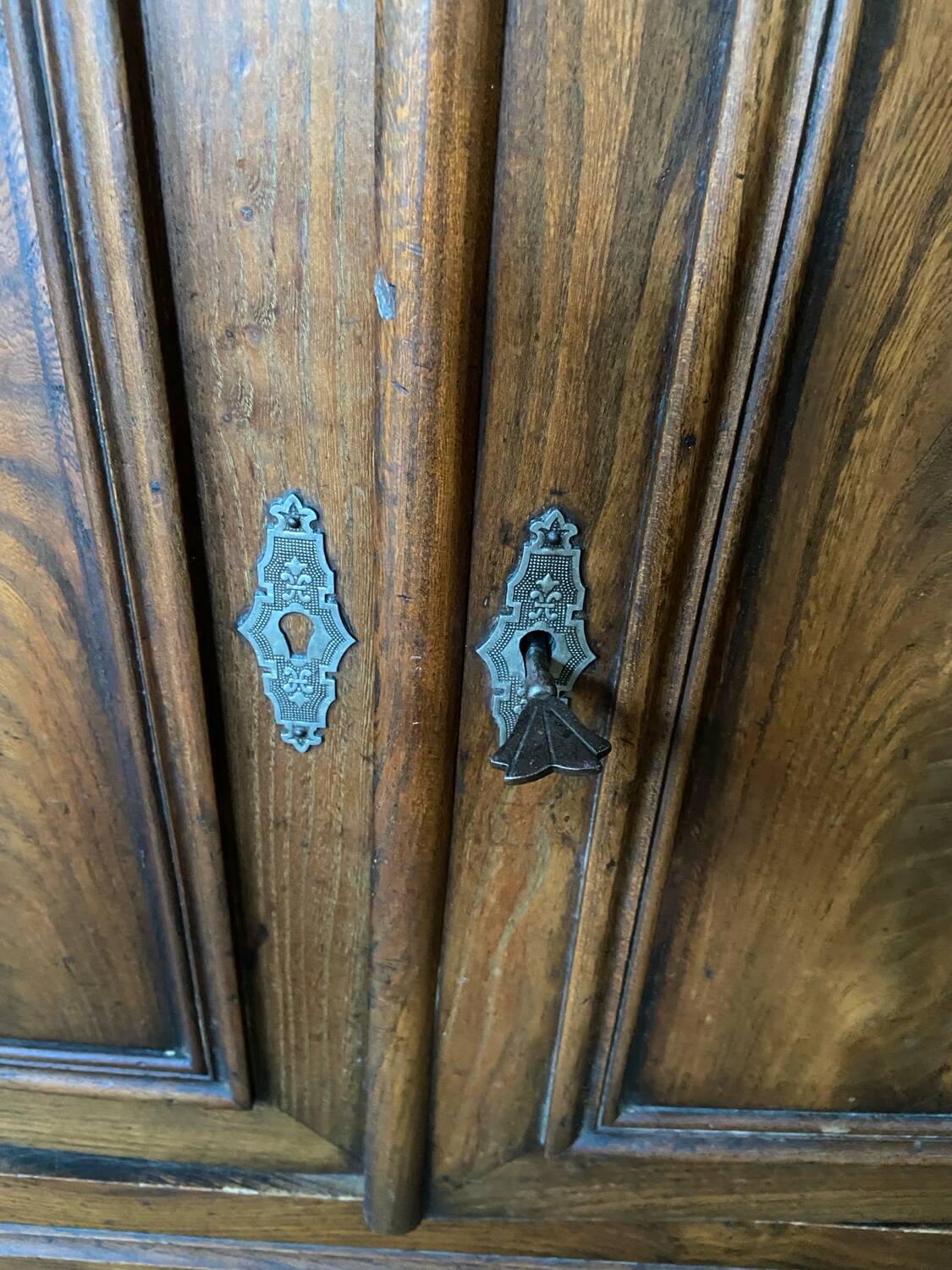 Two-door buffet
