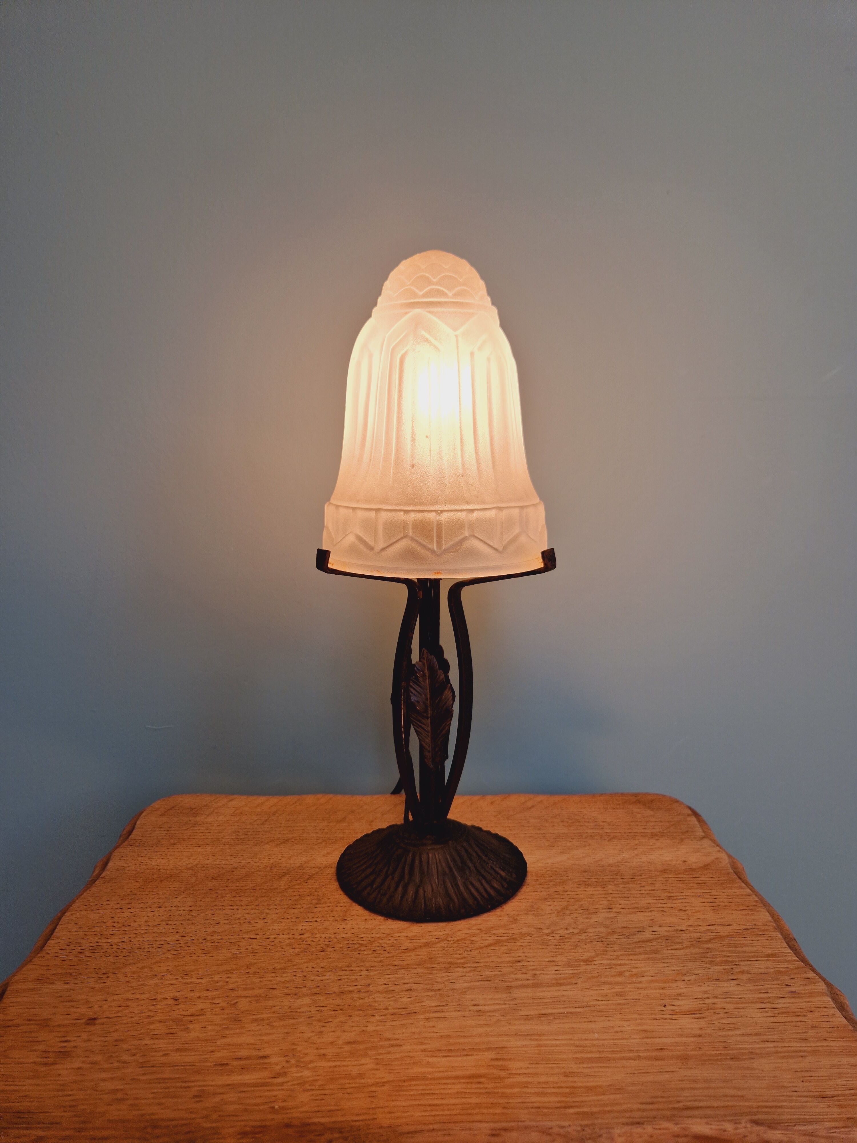 Art deco lamp in wrought iron and pressed-molded glass 1920s 1930s