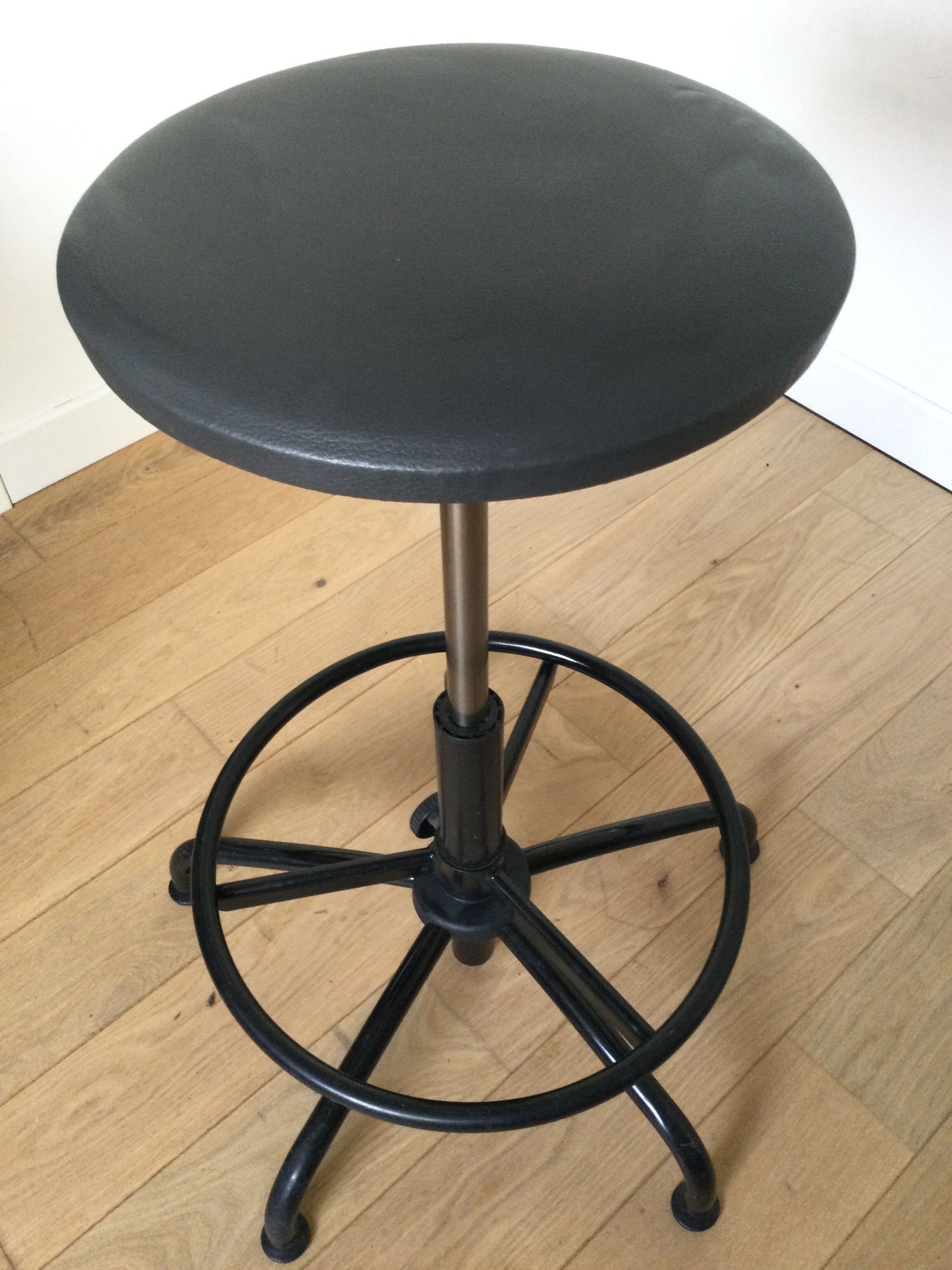 Adjustable and swivelling vintage industrial stool