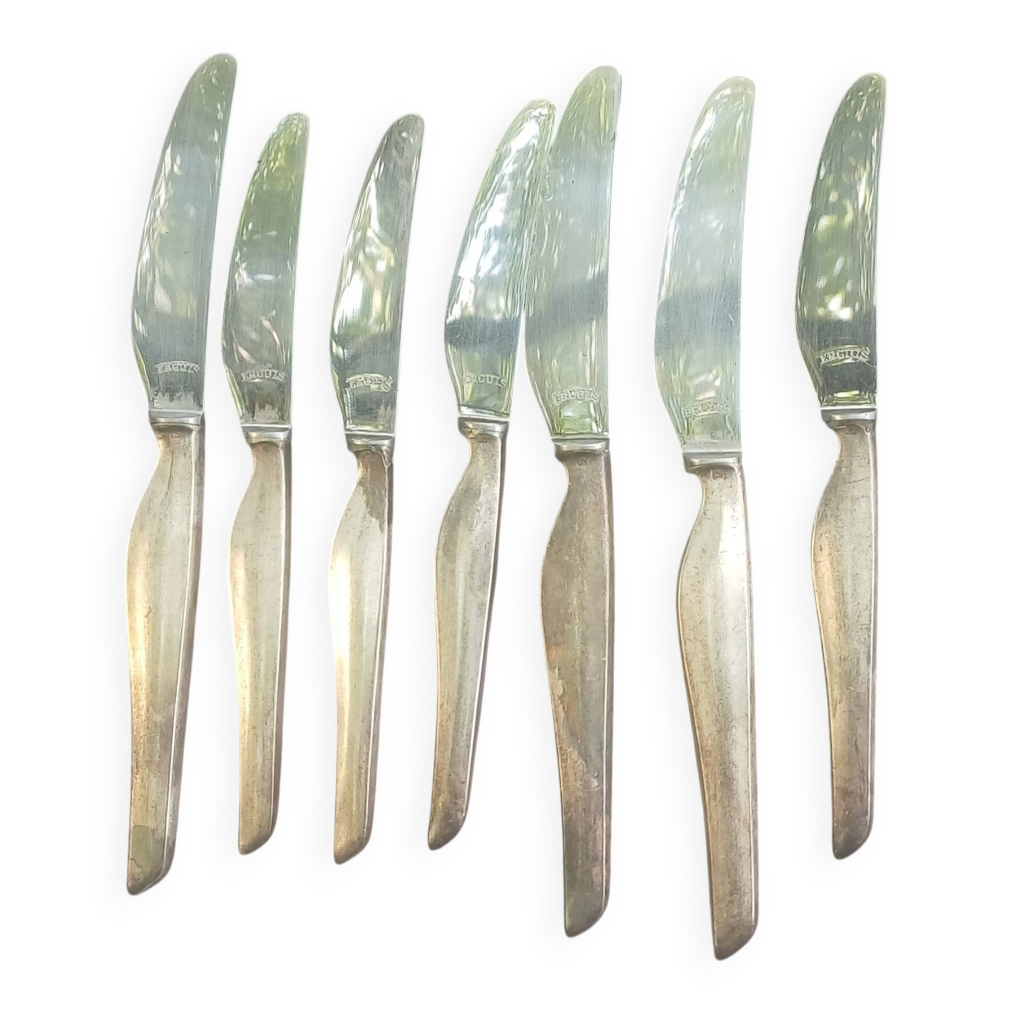 Lot de 7 couteaux de table anciens ercuis – métal argenté & design vin