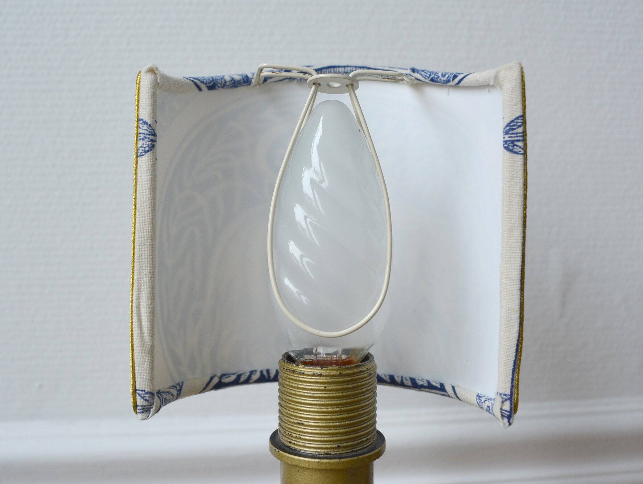 Clip-on lampshade, blue toile de Jouy