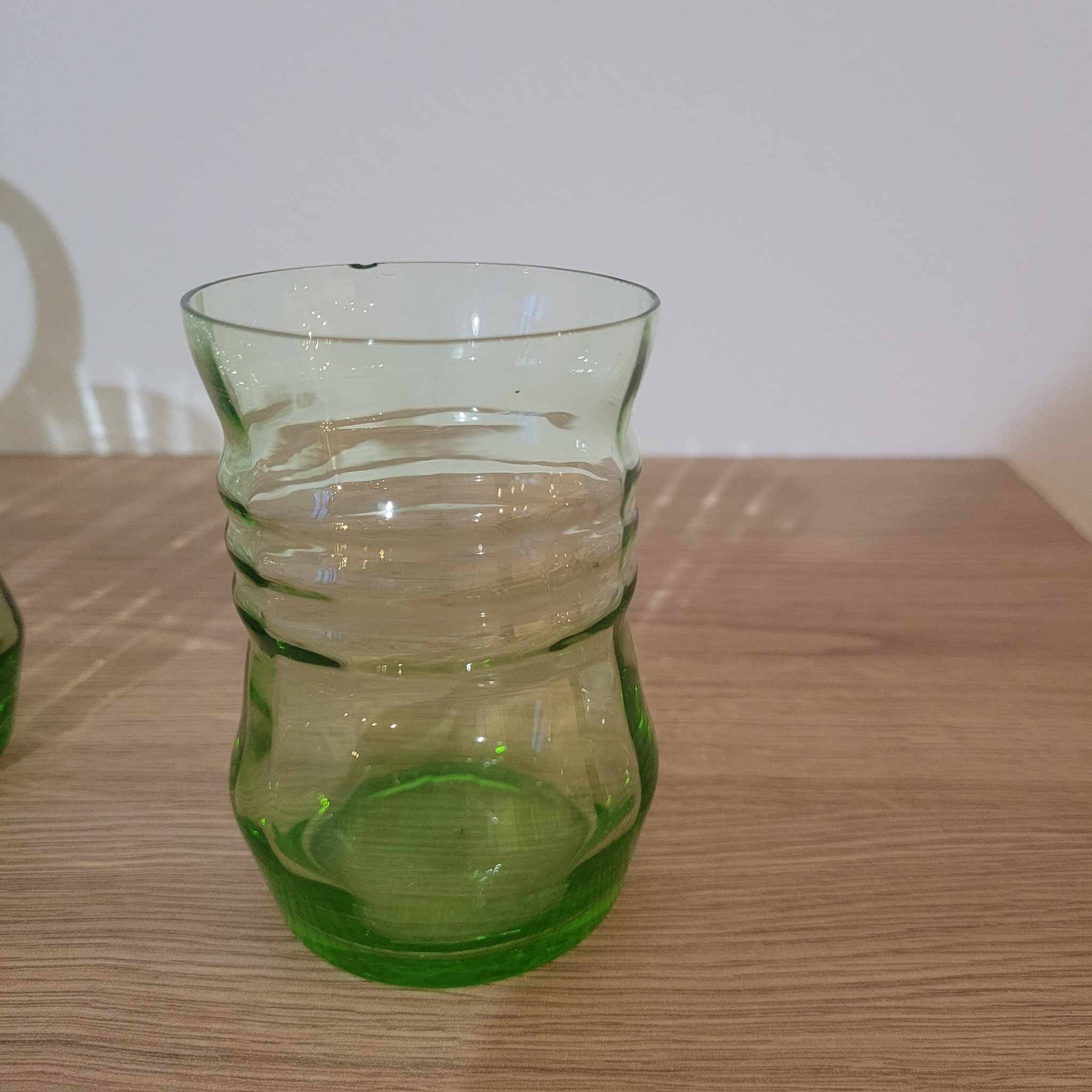 Carafe en verre soufflé vert + 3 verres offerts