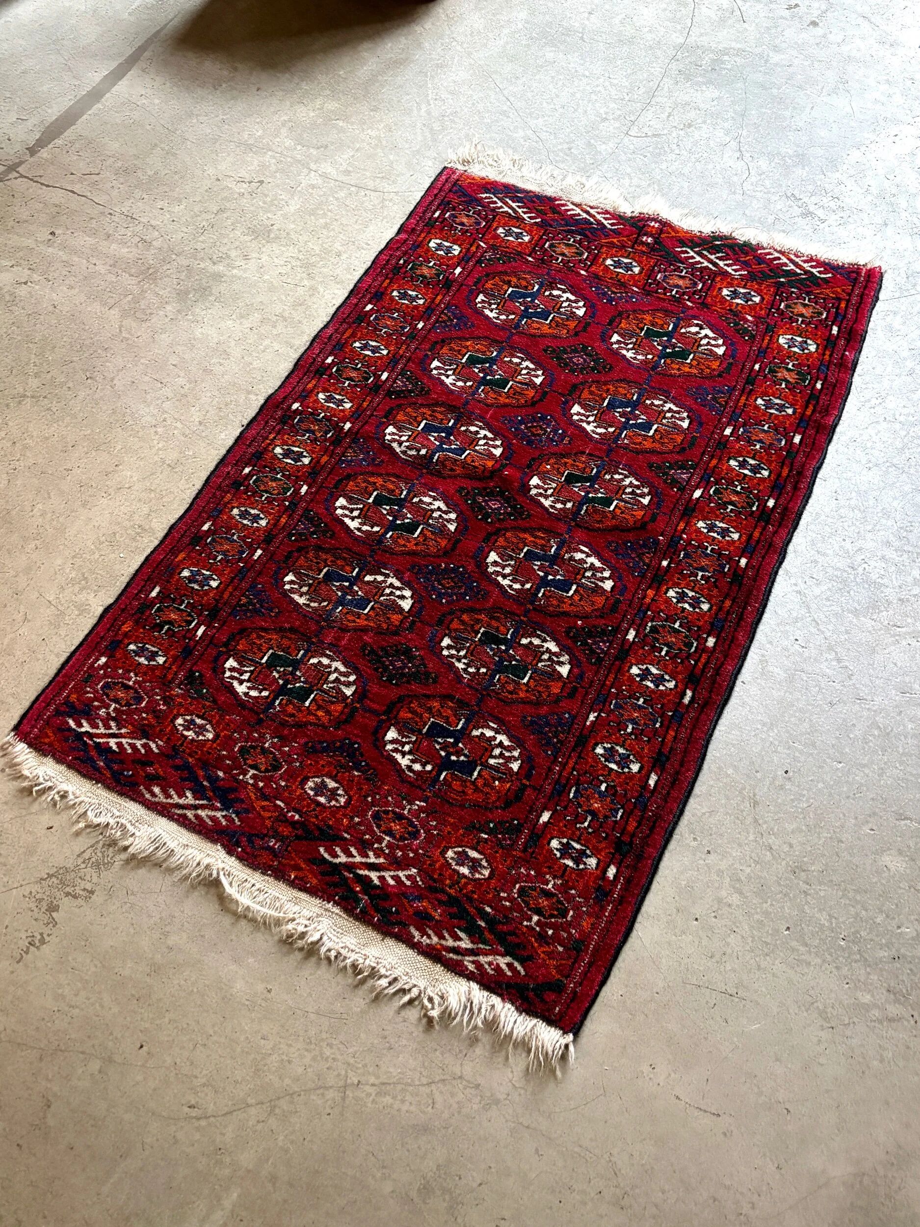 Bukhara rug with 12 panels in wool and burgundy silk, 88 x 54 cm.
