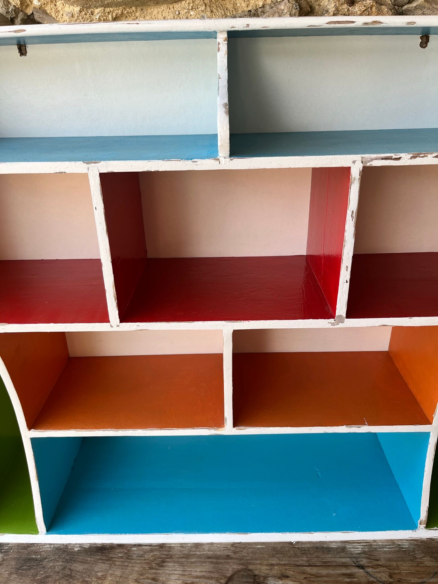 Wall-mounted or free-standing wooden locker shelf