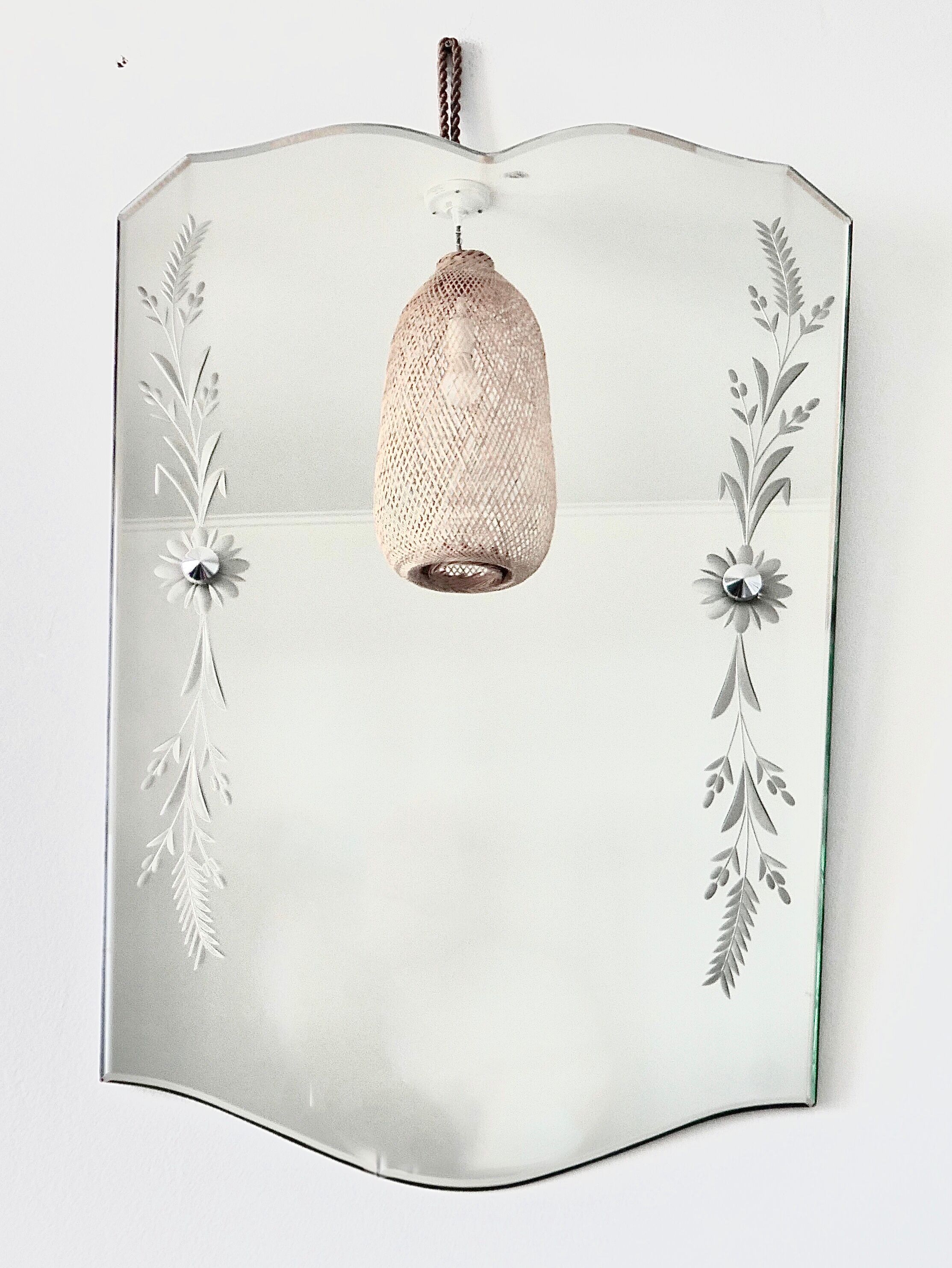 Bevelled mirror floral decoration