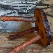 Table bout de canapé brutaliste en bois massif