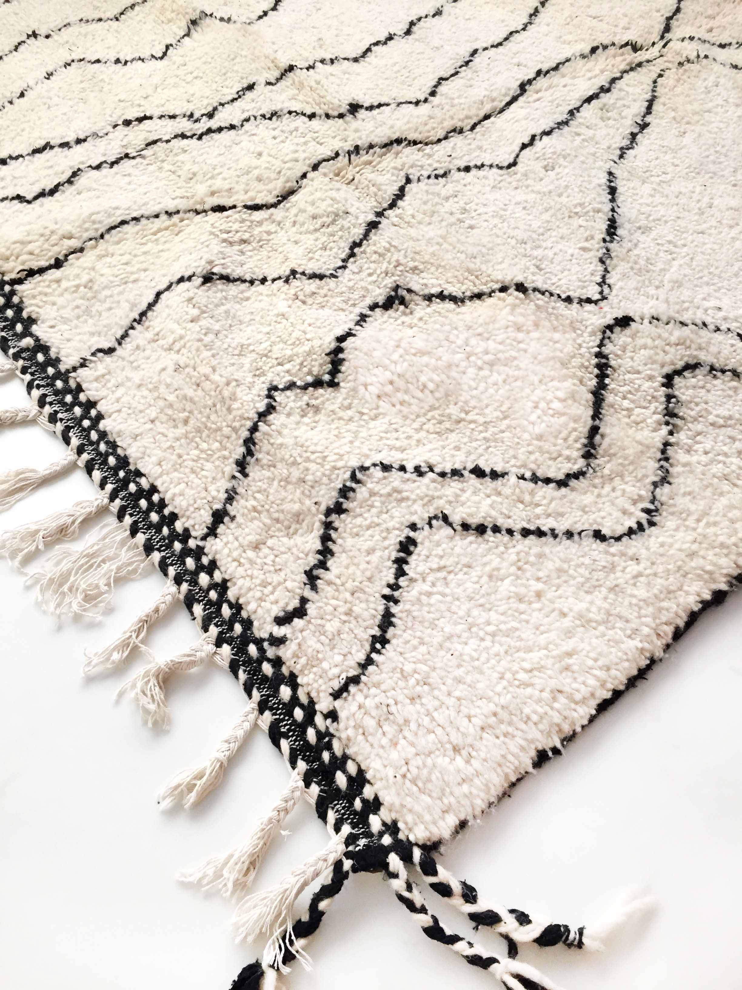 Berber rug Beni Ouarain with black graphic patterns 301x193cm