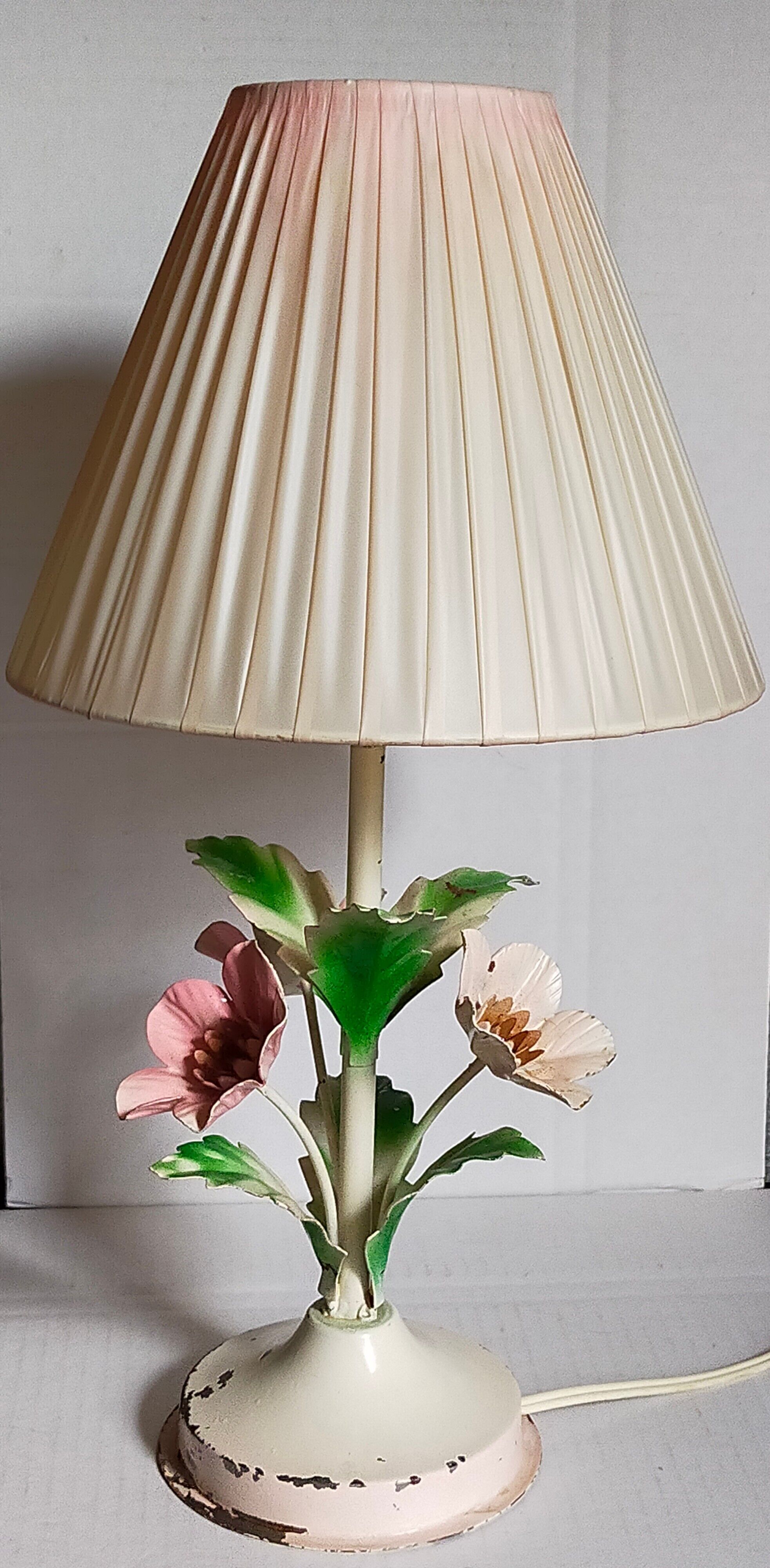 Bouquet lamp to table in vintage painted sheet vinyl lampshade