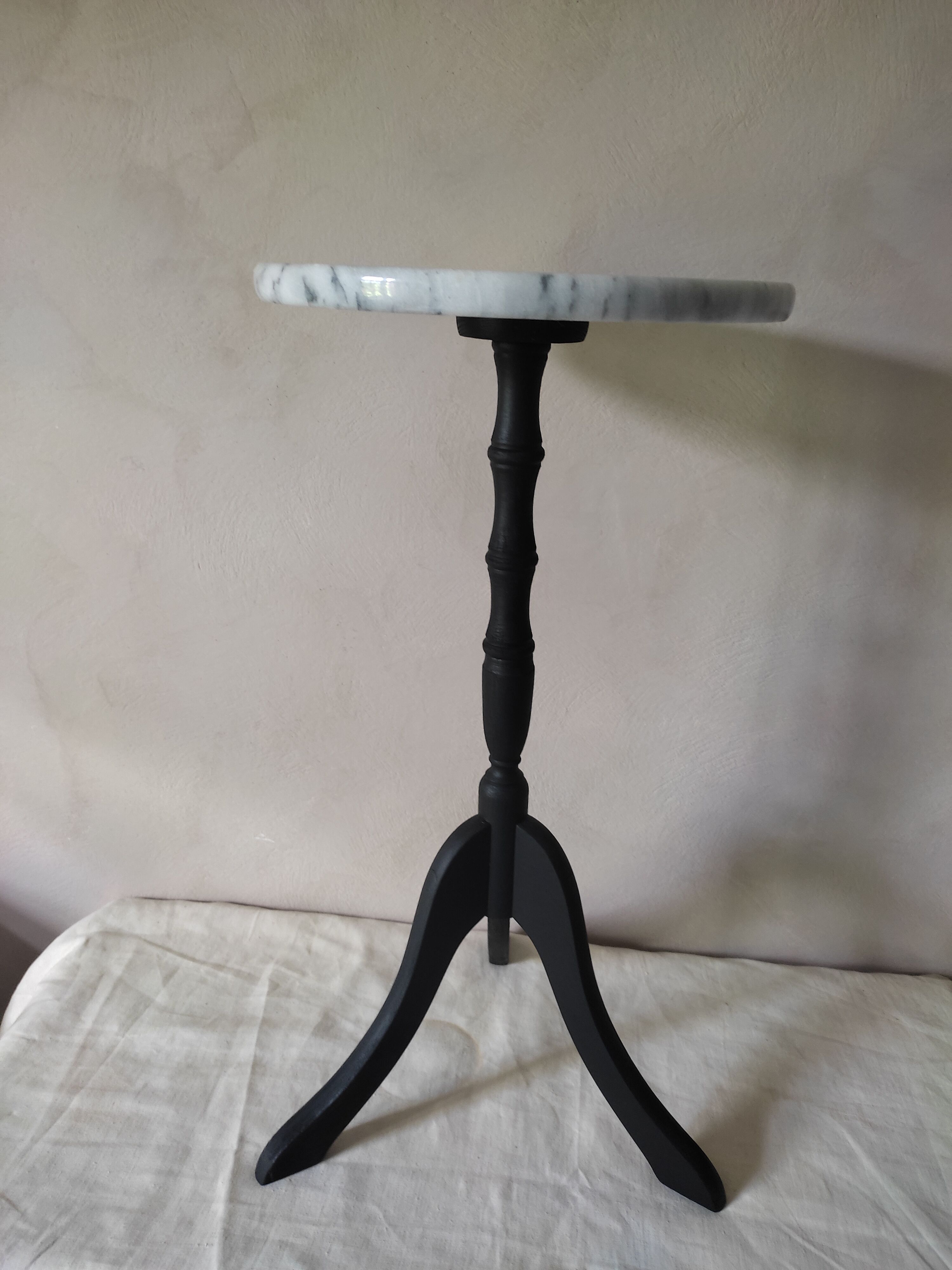 Marble tripod sellette