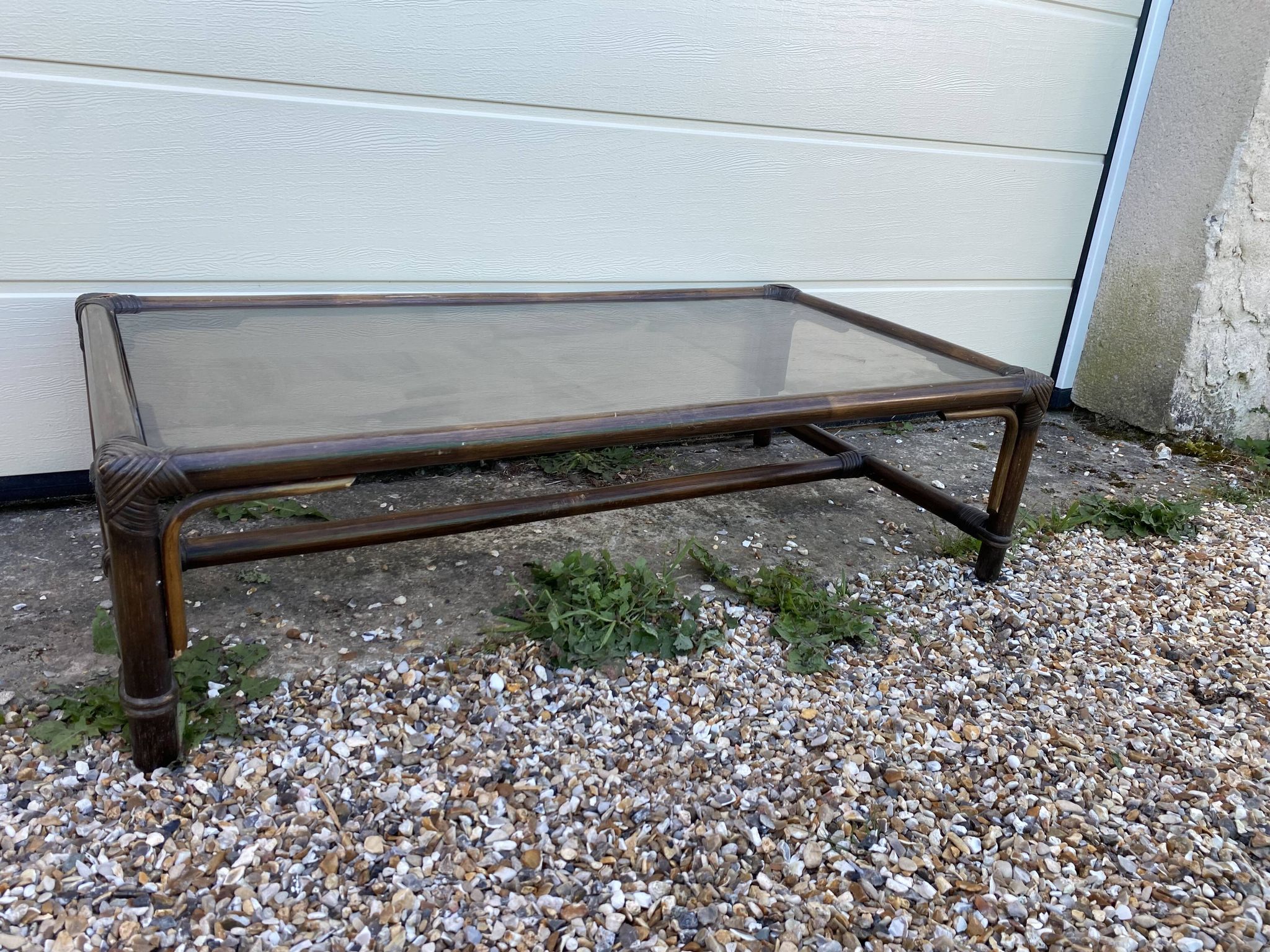 Table basse rotin et verre vintage