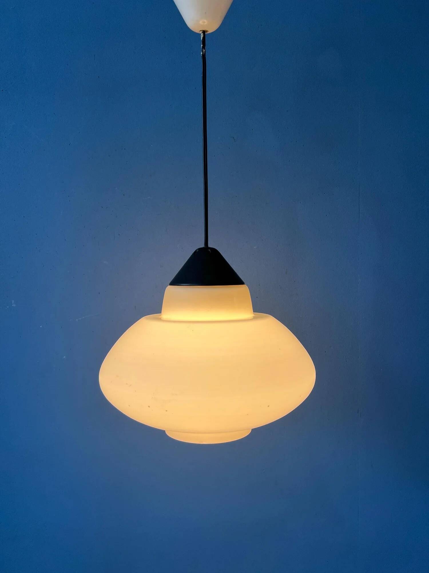 Suspension vintage Philips en verre opalin attribuée à Louis Kalff