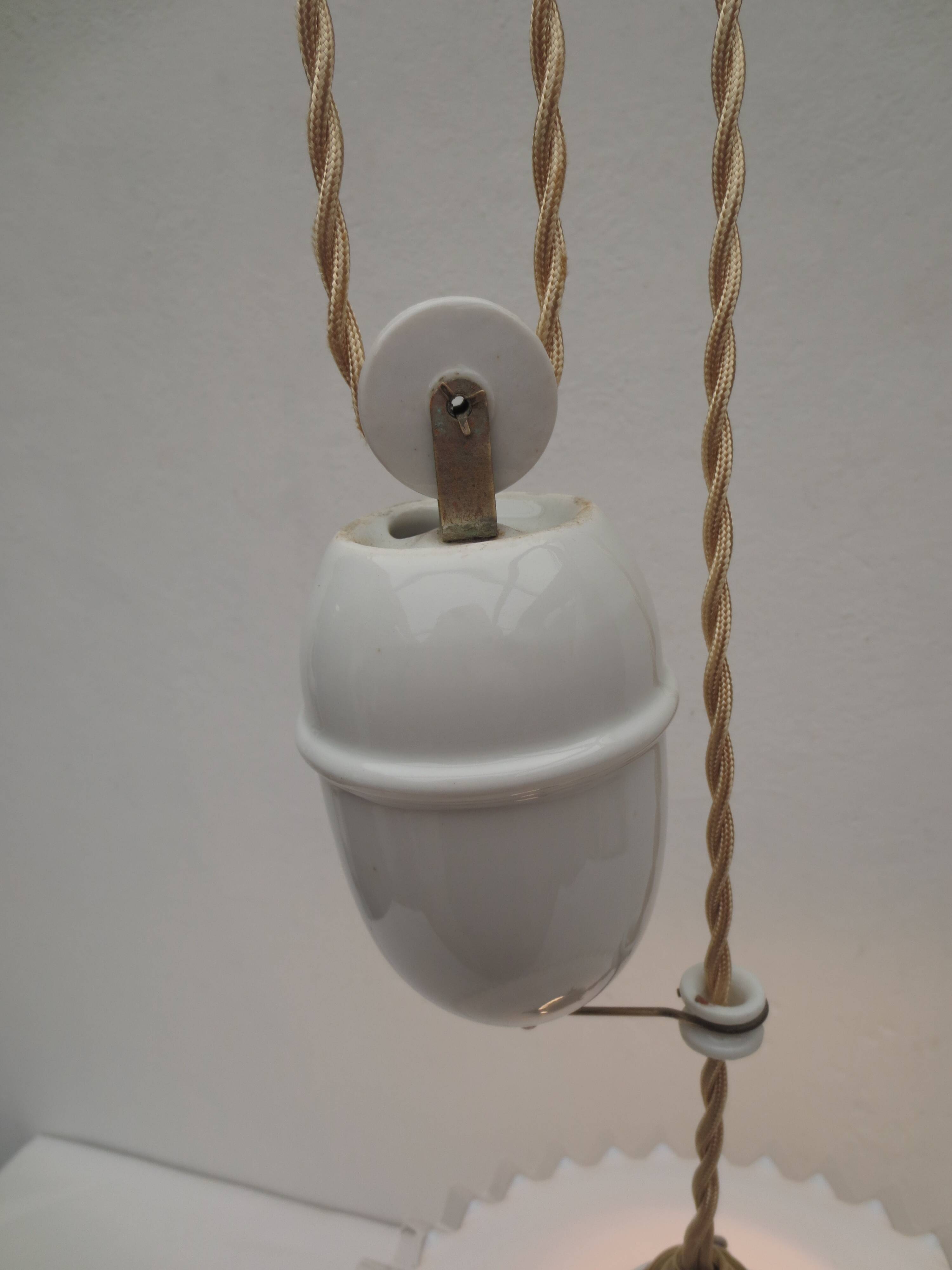 Old suspension, said rises and falls with serrated white opaline