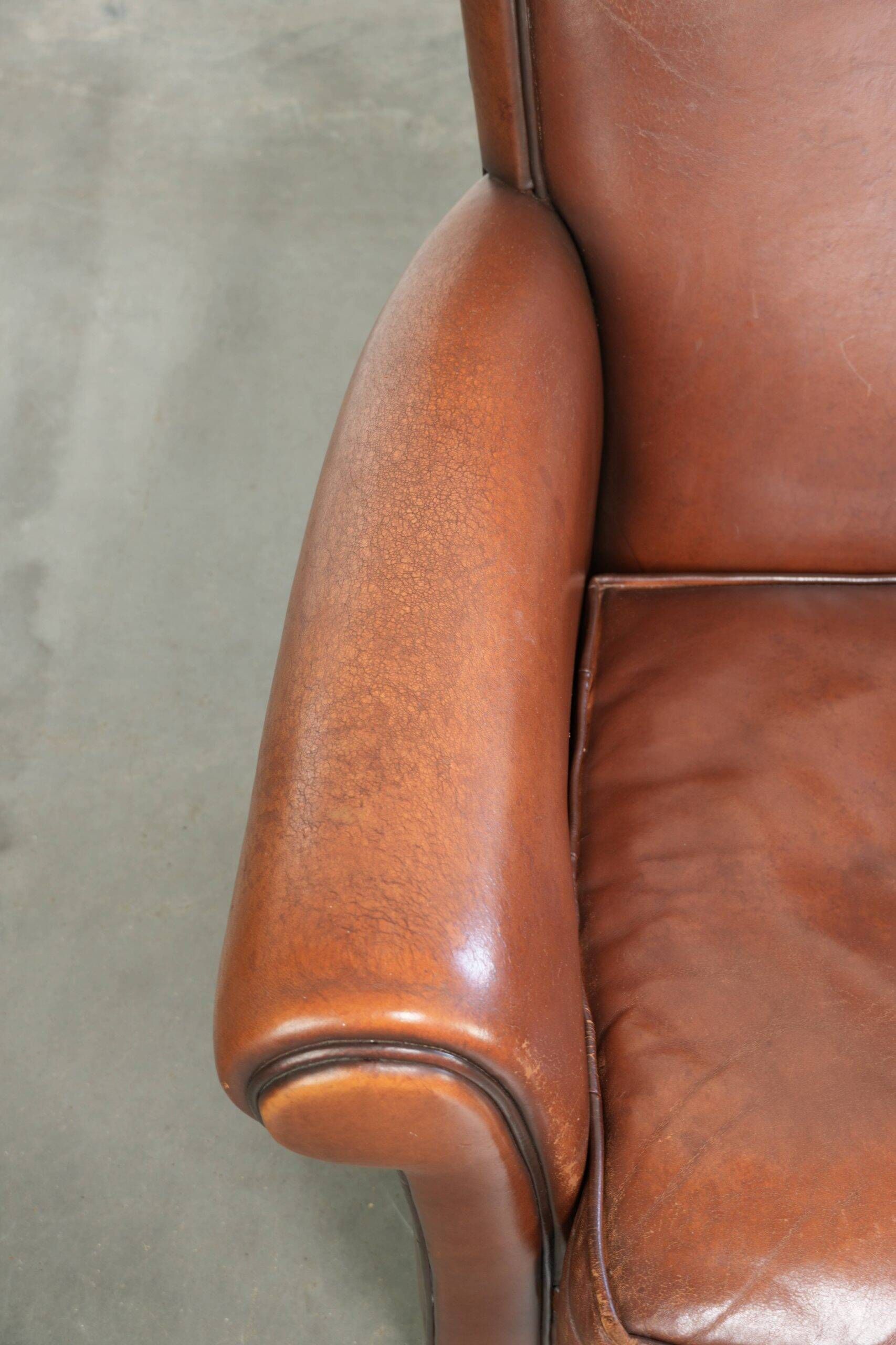 Timeless armchair made of sheepskin leather with a English look