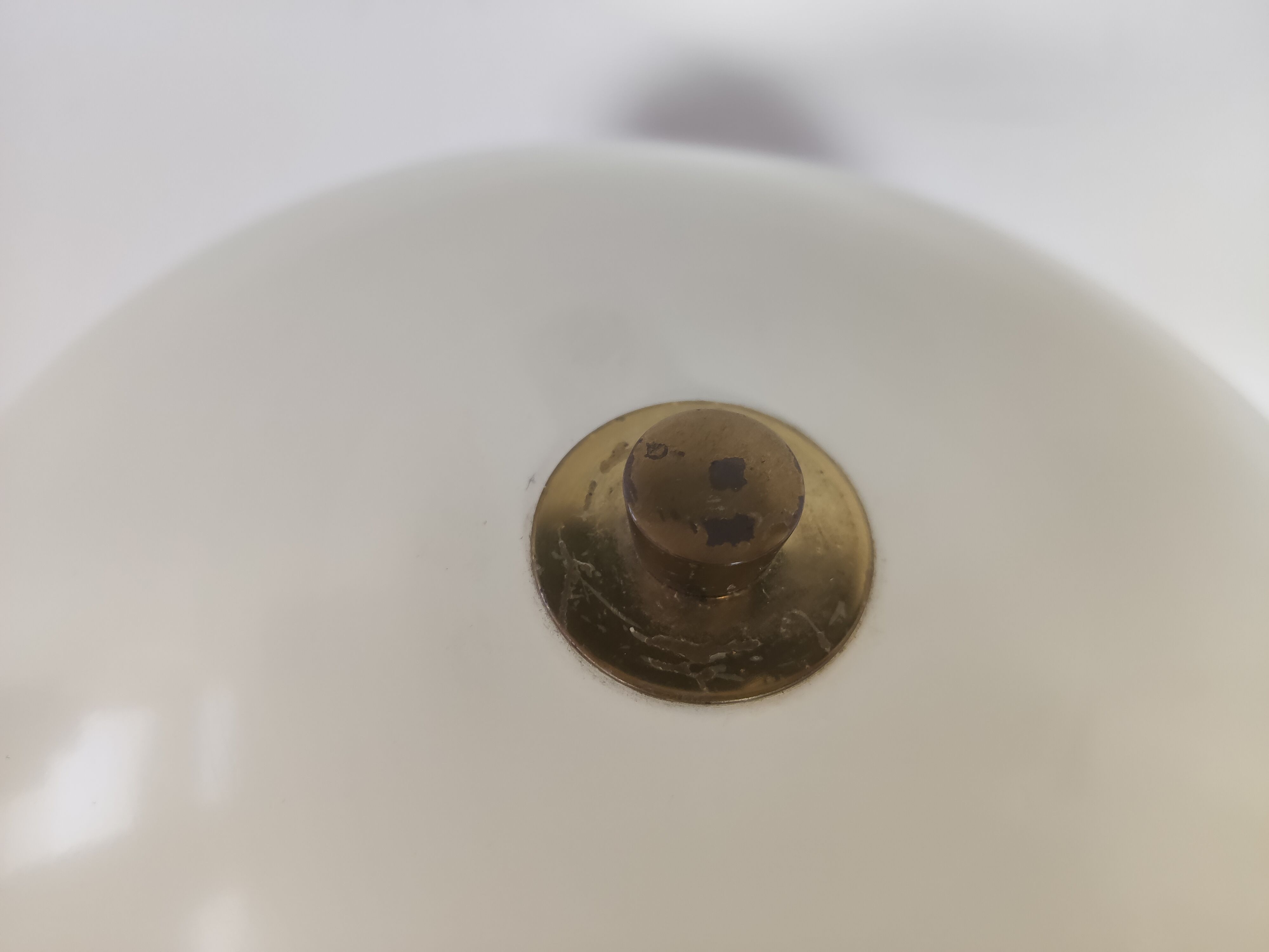 Brass and metal-laying lamp