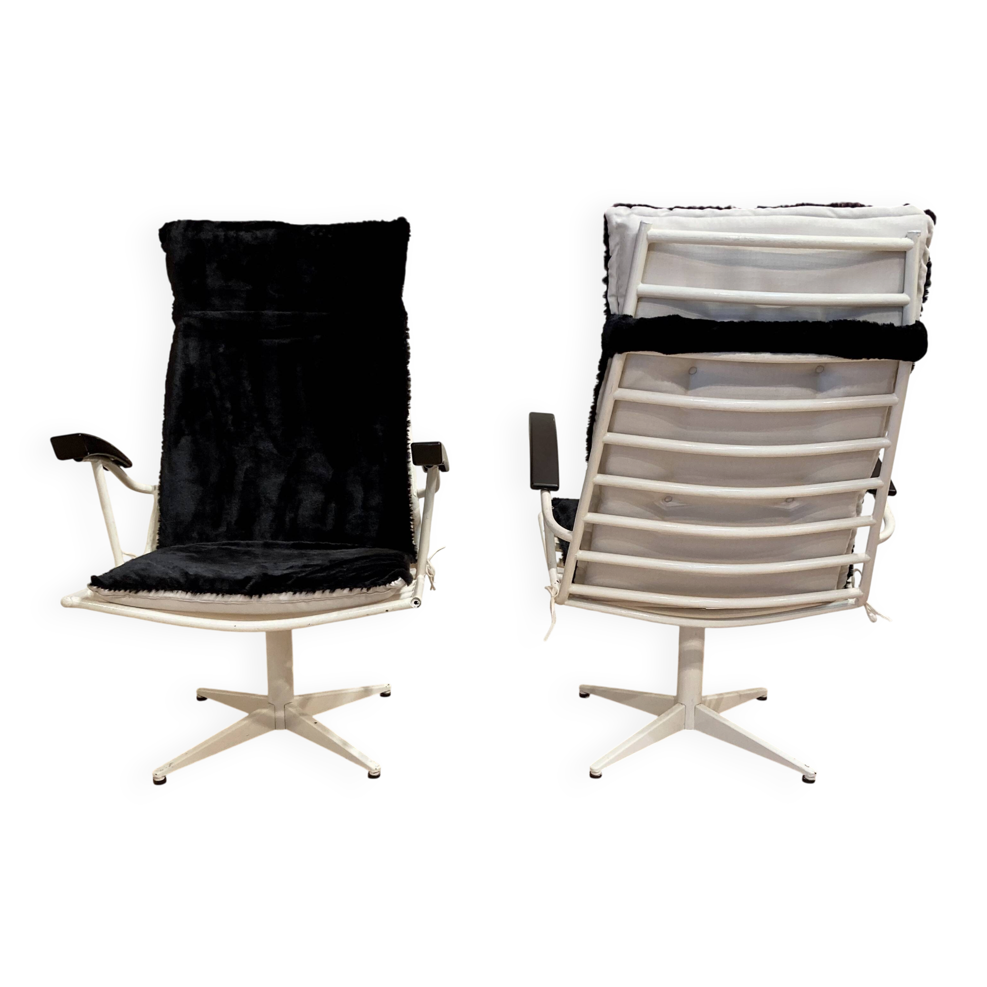 DUO DE FAUTEUILS MÉTAL ET BAKÉLITE.