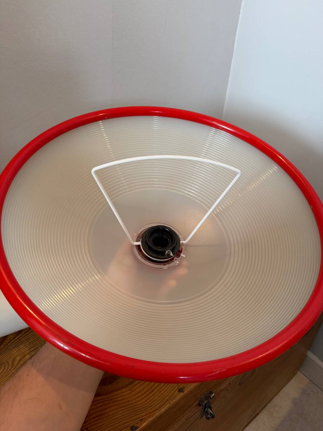 Suspension design Memphis red and white vintage model from the 80s.