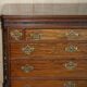 Commode George III vers 1770 en noyer par Thomas Chippendale