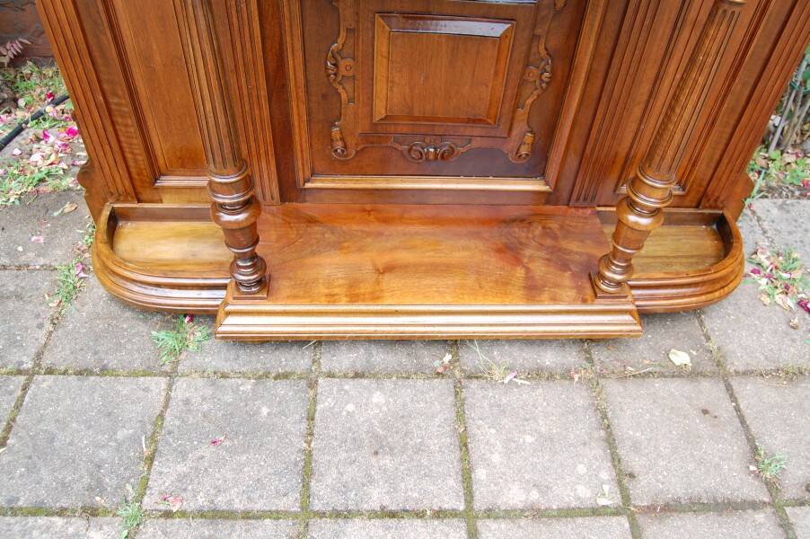 Napoleon III wardrobe in walnut from the late 19th century.