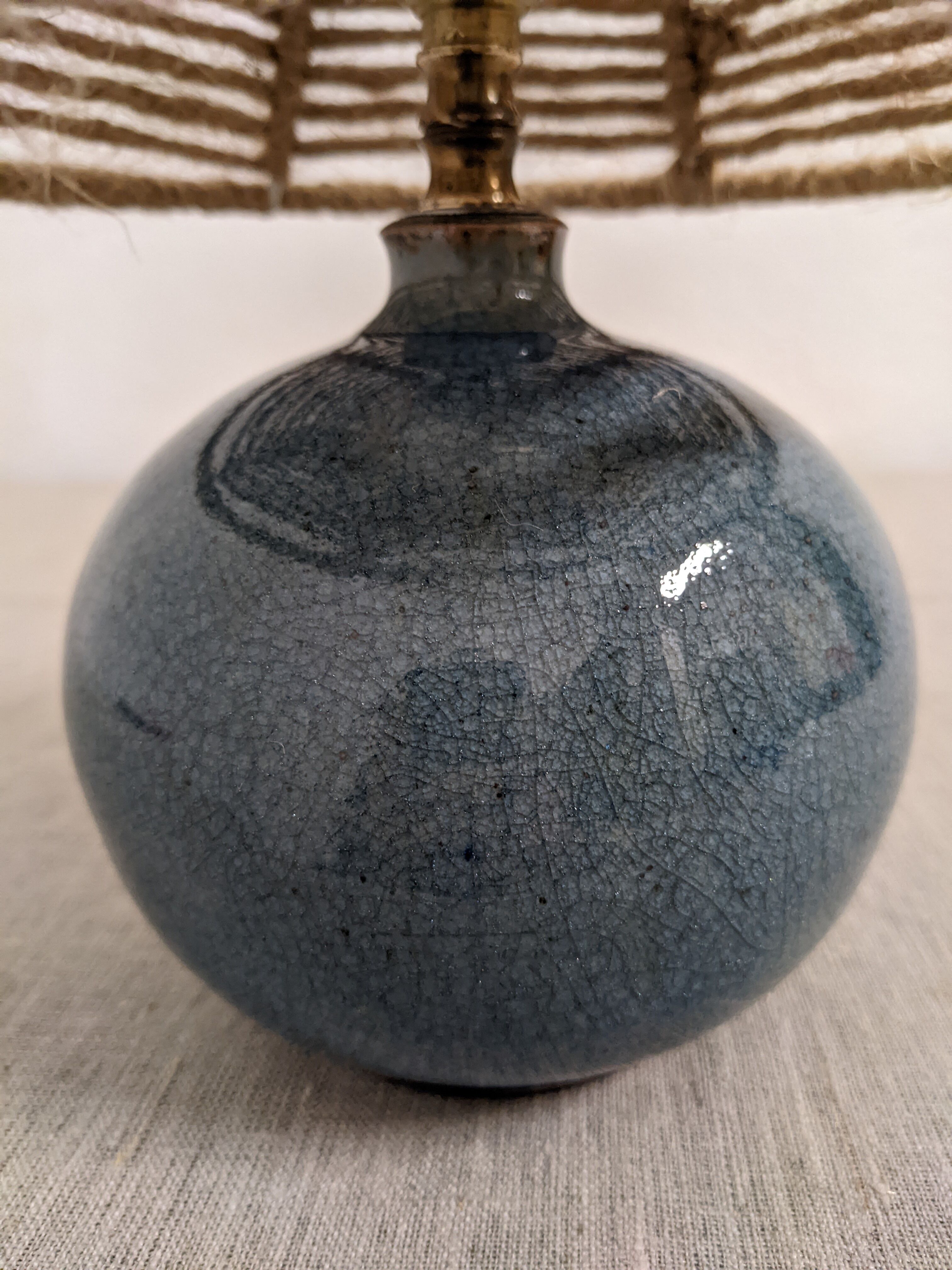 Lampe boule de chevet vintage en grès vernissé et corde de jute
