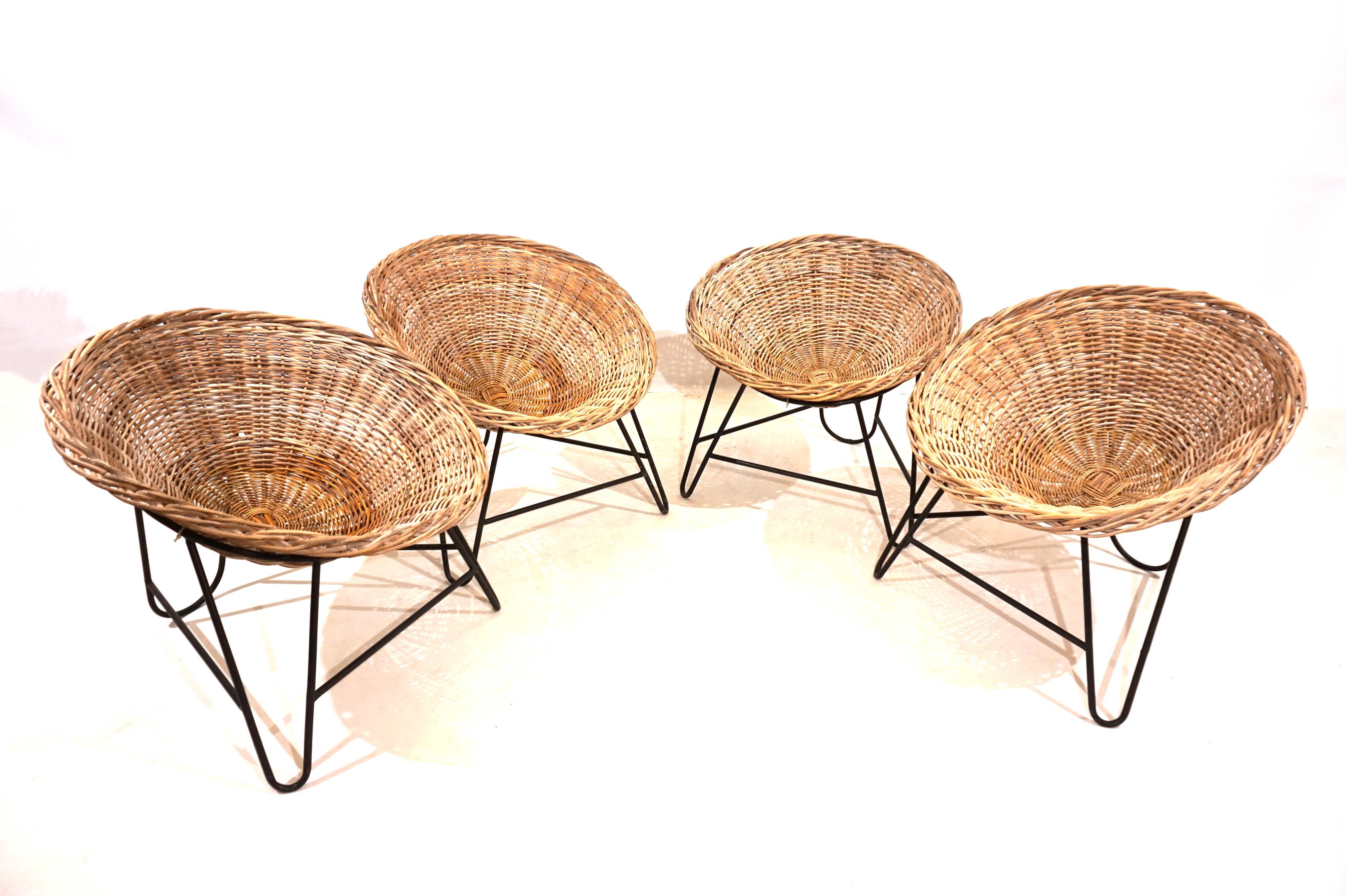 Suite de 4 chaises cosses en rotin années 60