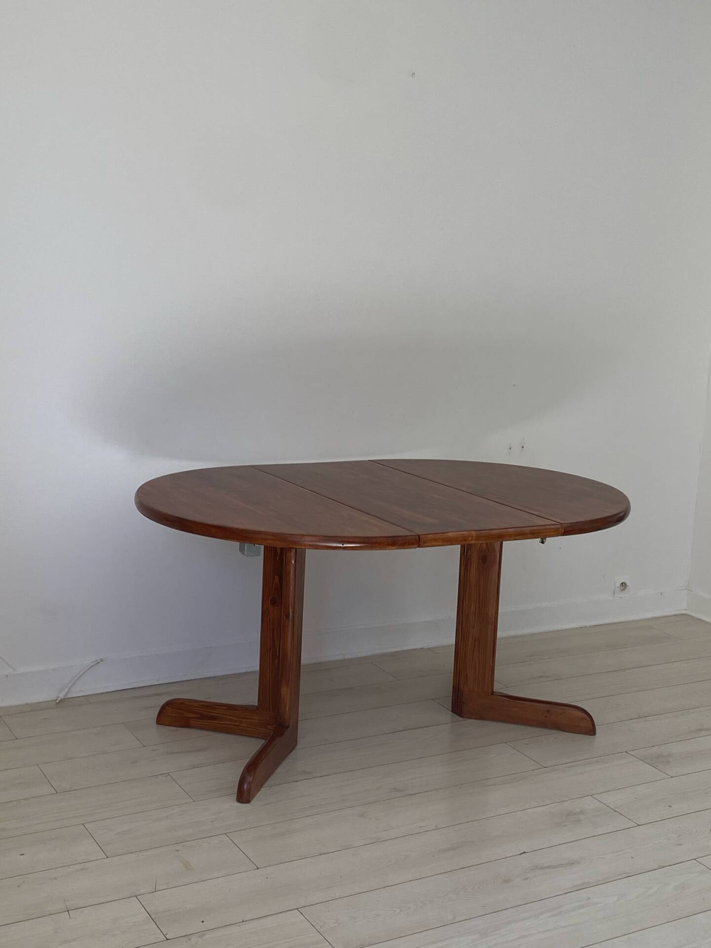 Extendable table for 4/6 people in pine.