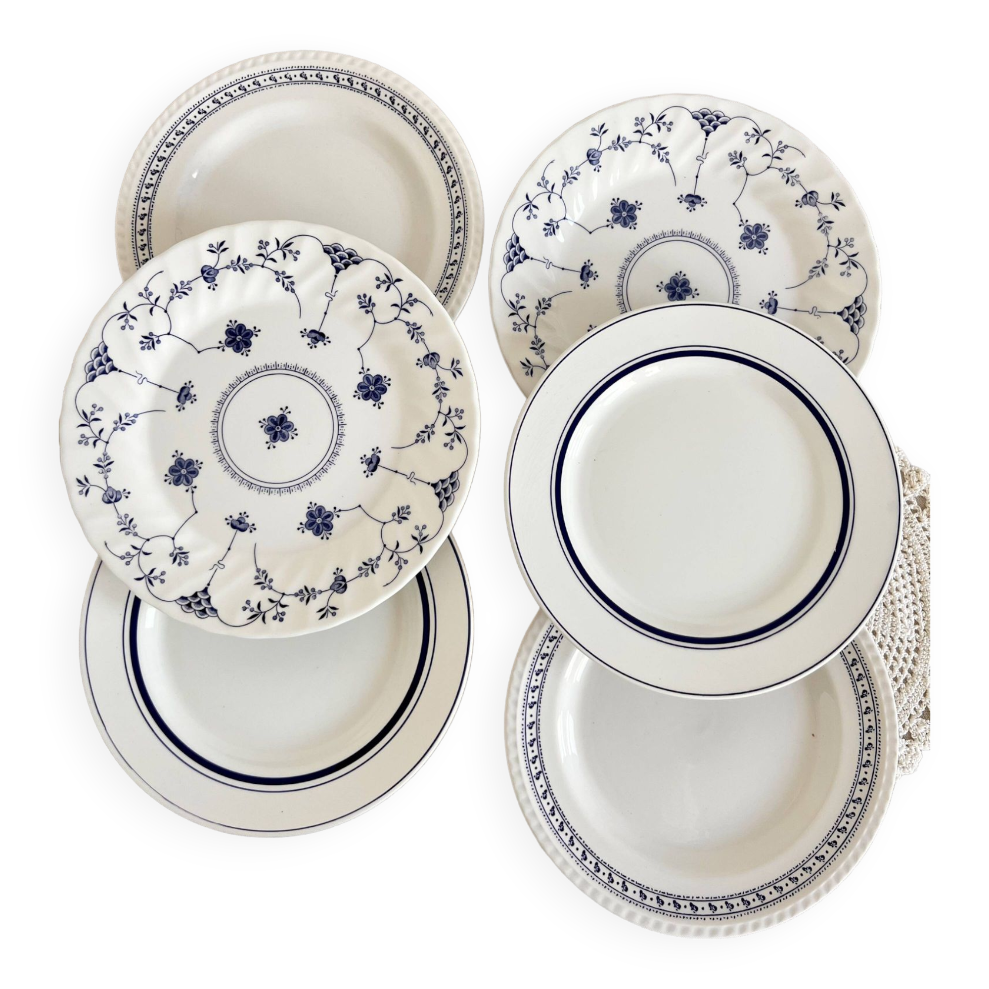 6 vintage mismatched blue and white porcelain dinner plates - Lot J