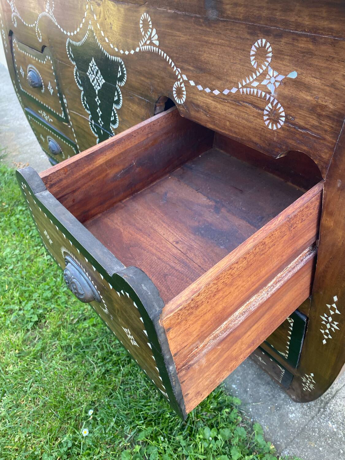 Commode syrienne galbée marqueterie nacre
