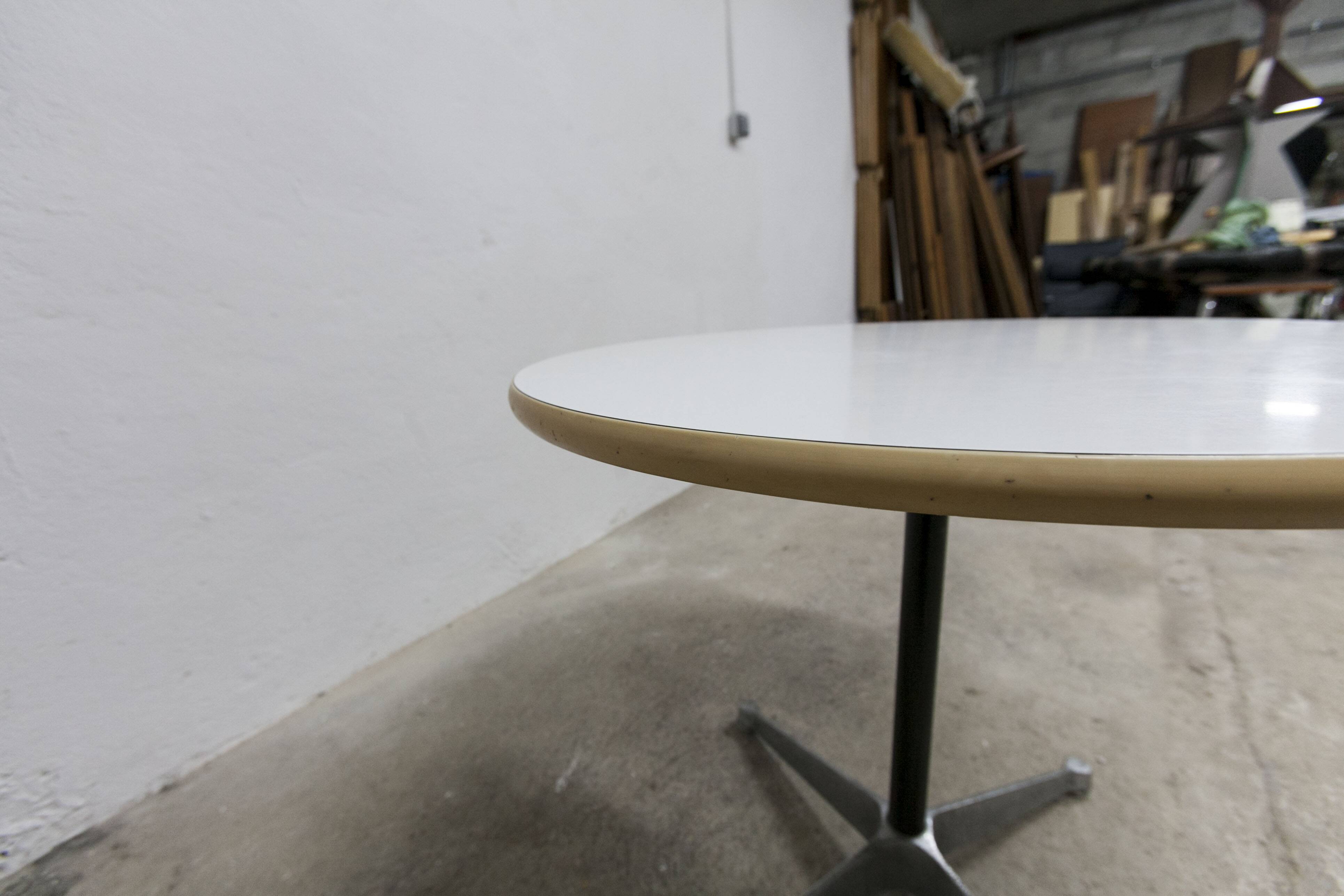 Table a café vintage par Charles et Ray Eames pour Hermann Miller; Suisse 1960 H 65cm